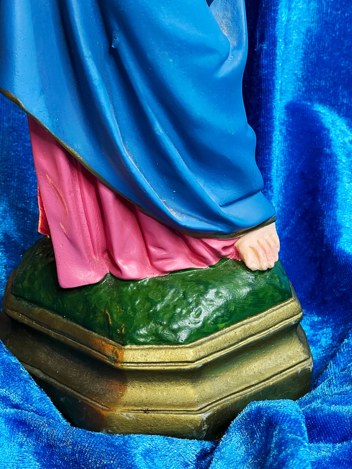 Detail of the gilded green octagonal plaster base of a figure