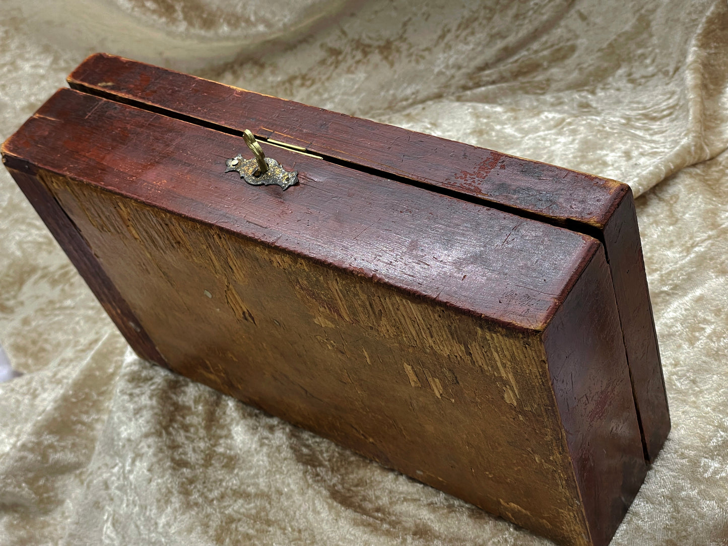 Underside and back of the French painted casket with brass hinge
