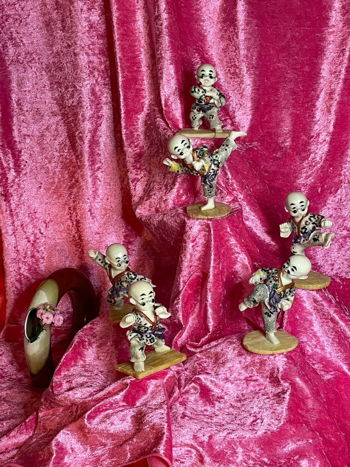 Vintage Japanese Porcelain Jiu-Jitsu Fighters Set with Ikebana Vase – Hand-Painted Figurines Collection (6 Pieces)