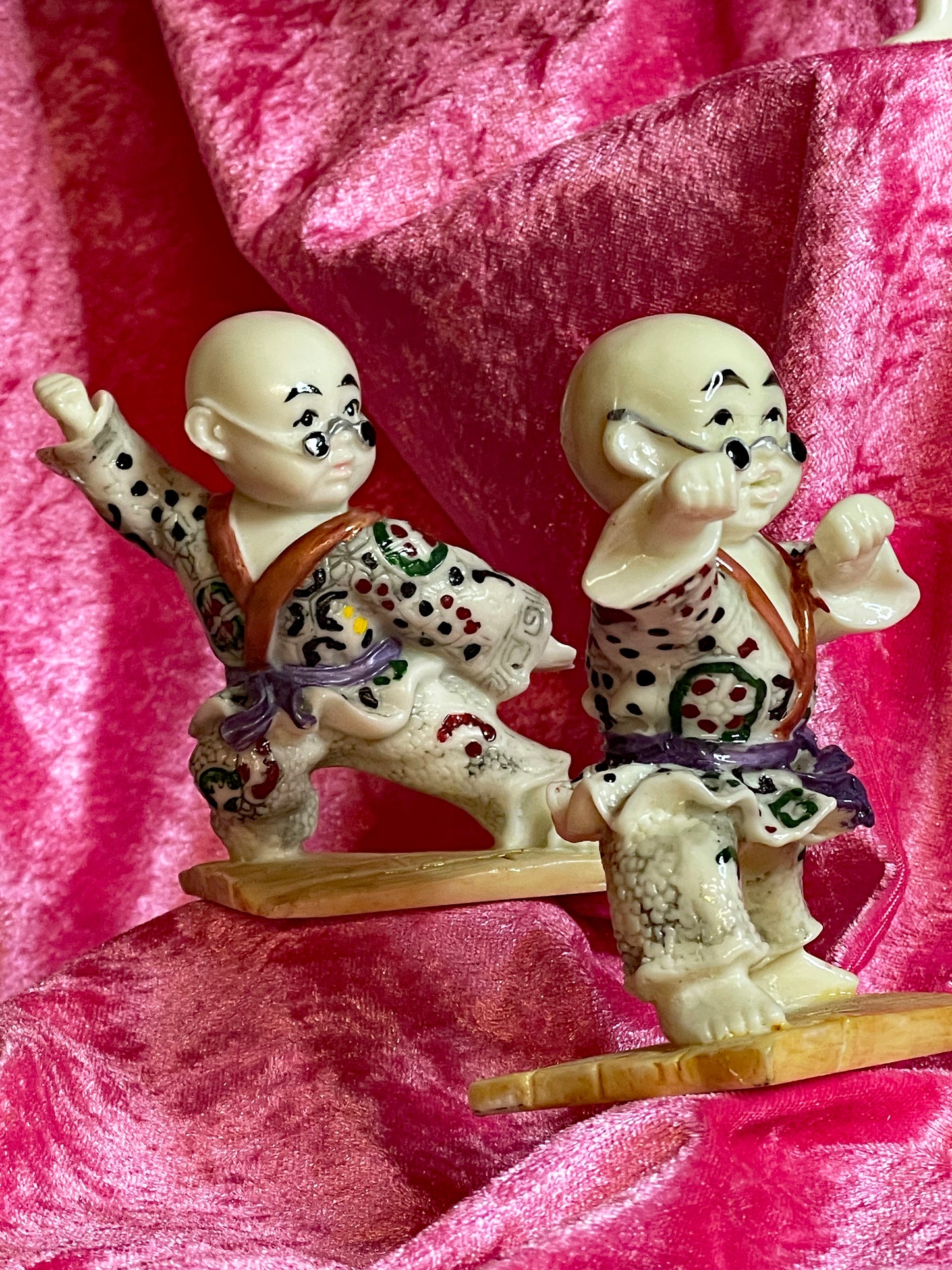 Vintage Japanese Porcelain Jiu-Jitsu Fighters Set with Ikebana Vase – Hand-Painted Figurines Collection (6 Pieces)