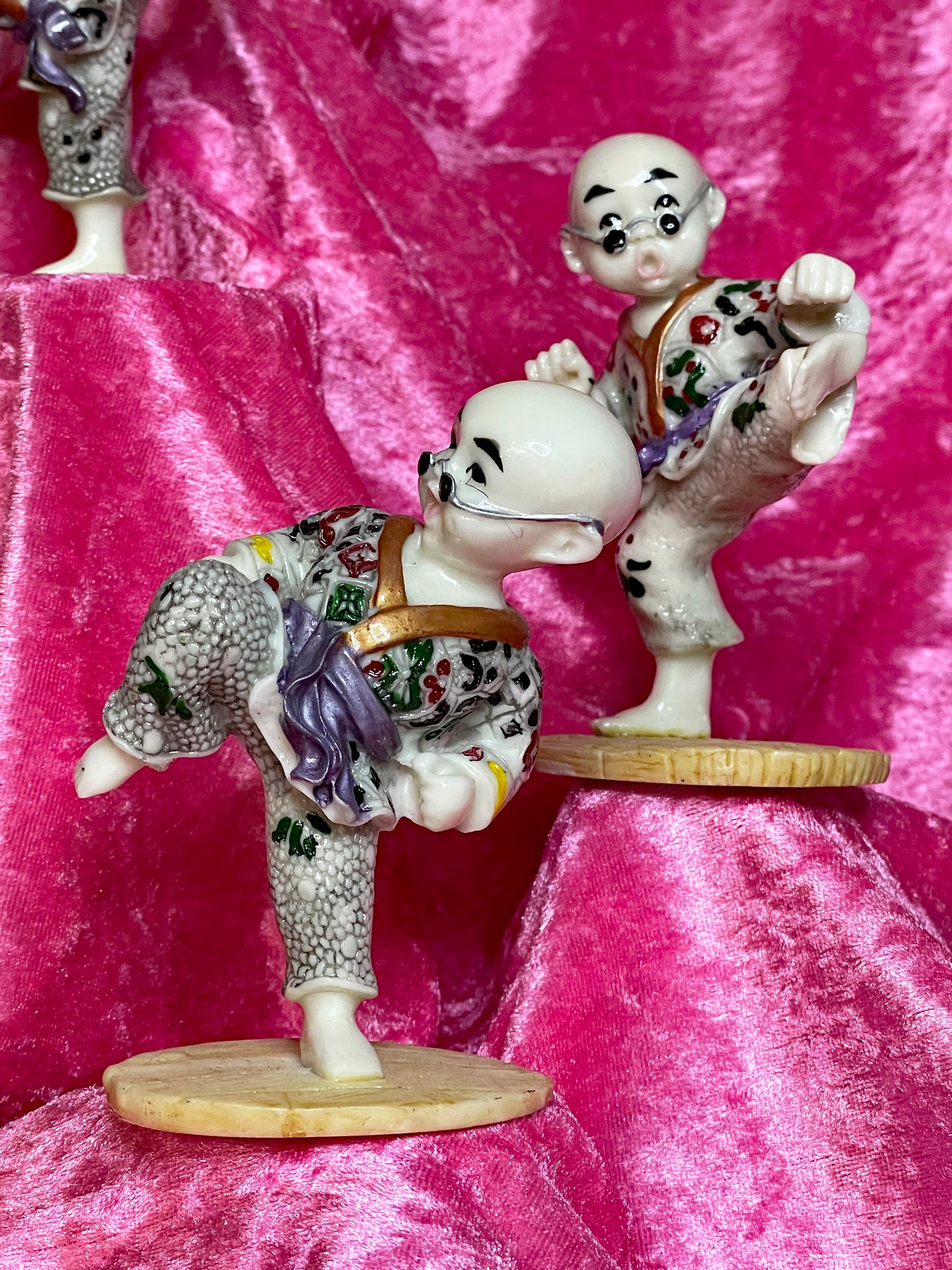 Vintage Japanese Porcelain Jiu-Jitsu Fighters Set with Ikebana Vase – Hand-Painted Figurines Collection (6 Pieces)
