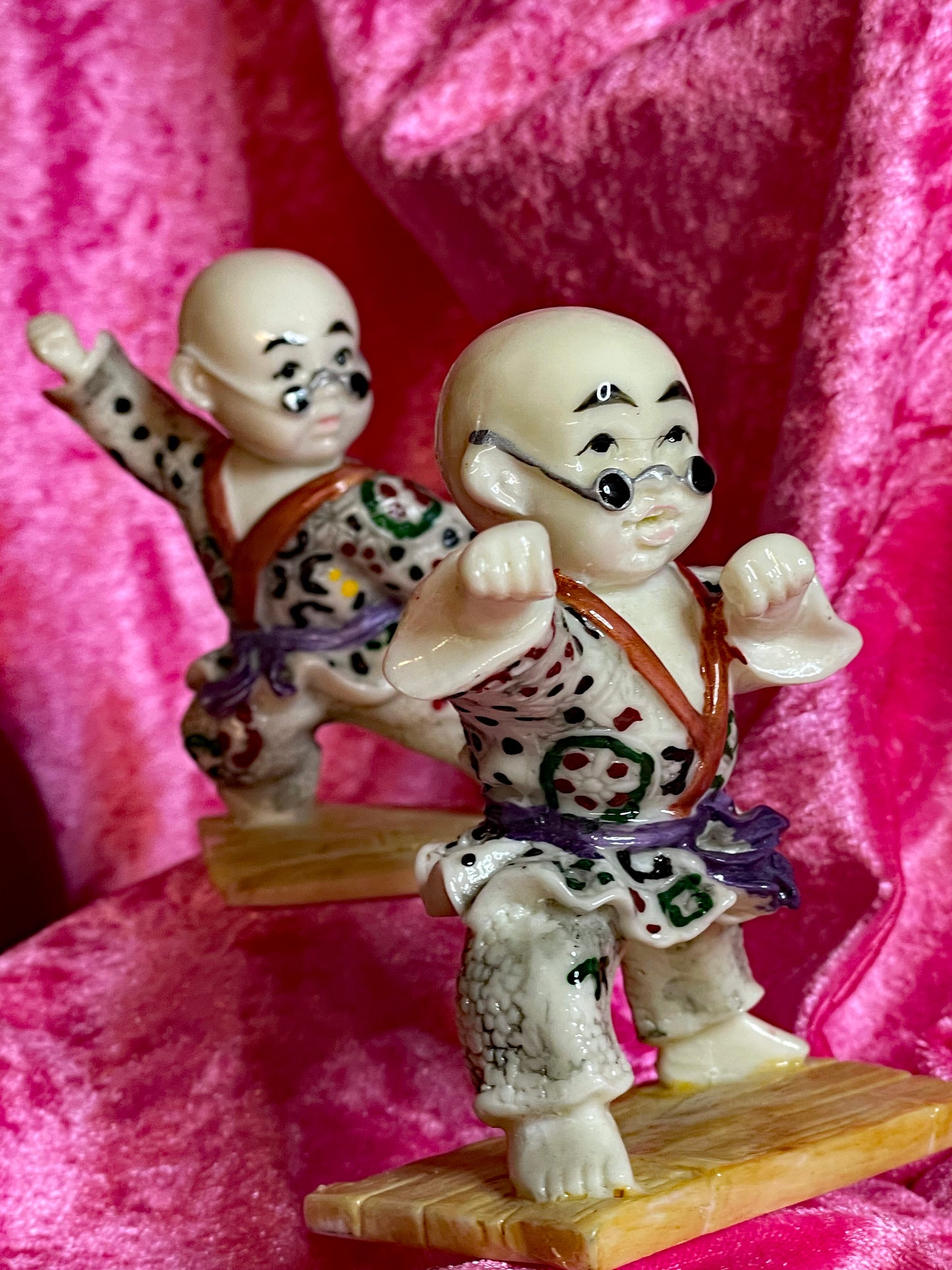 Vintage Japanese Porcelain Jiu-Jitsu Fighters Set with Ikebana Vase – Hand-Painted Figurines Collection (6 Pieces)