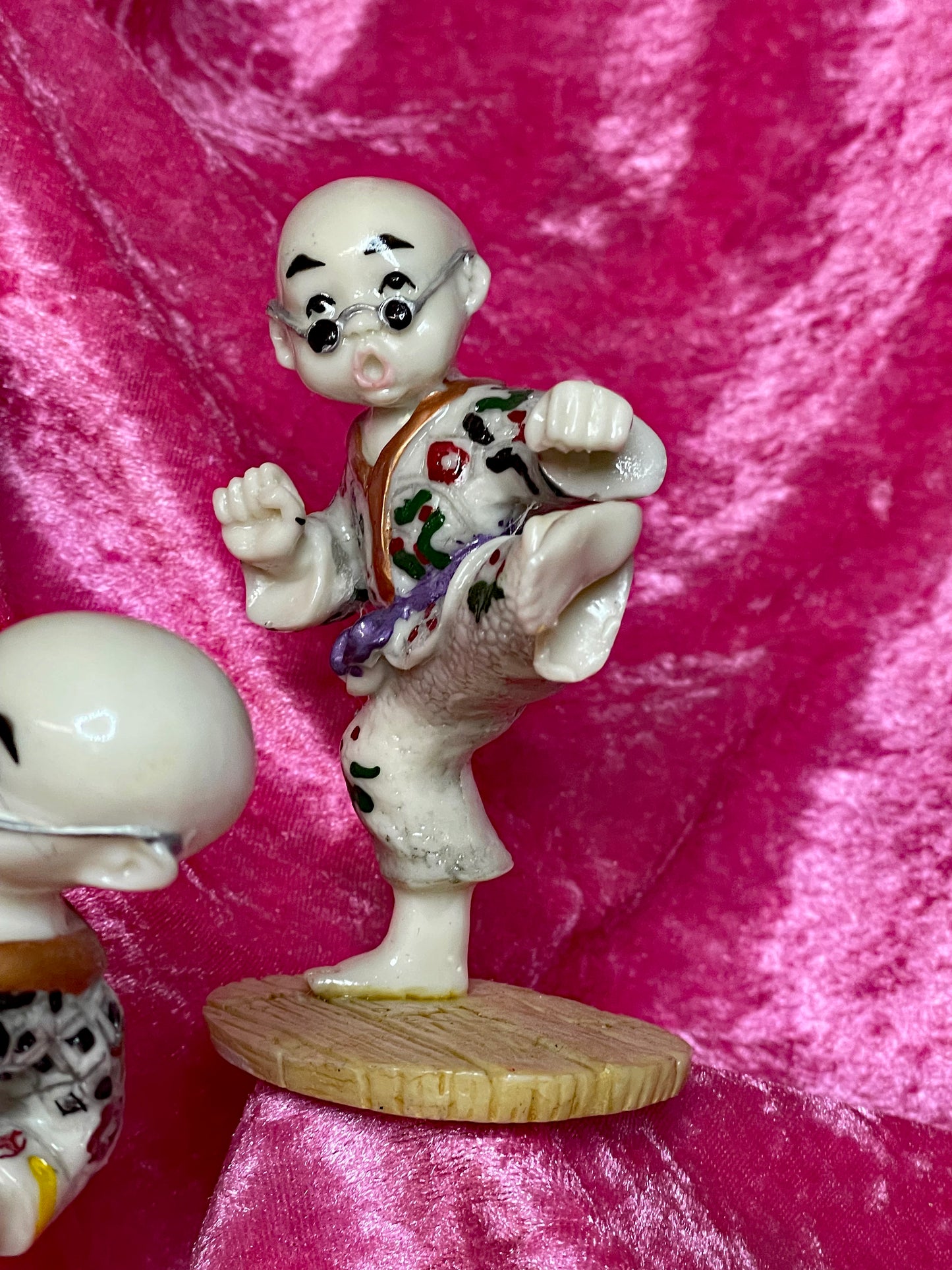 Vintage Japanese Porcelain Jiu-Jitsu Fighters Set with Ikebana Vase – Hand-Painted Figurines Collection (6 Pieces)