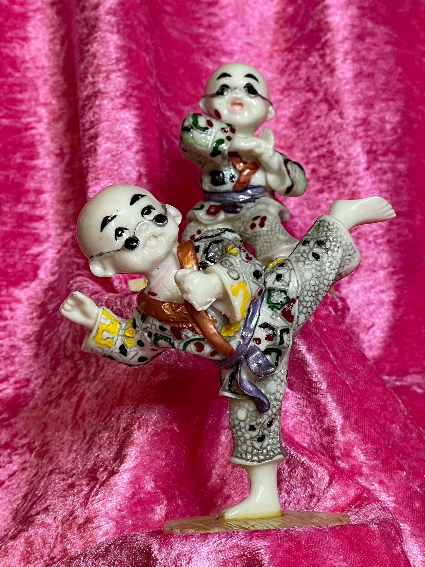Vintage Japanese Porcelain Jiu-Jitsu Fighters Set with Ikebana Vase – Hand-Painted Figurines Collection (6 Pieces)