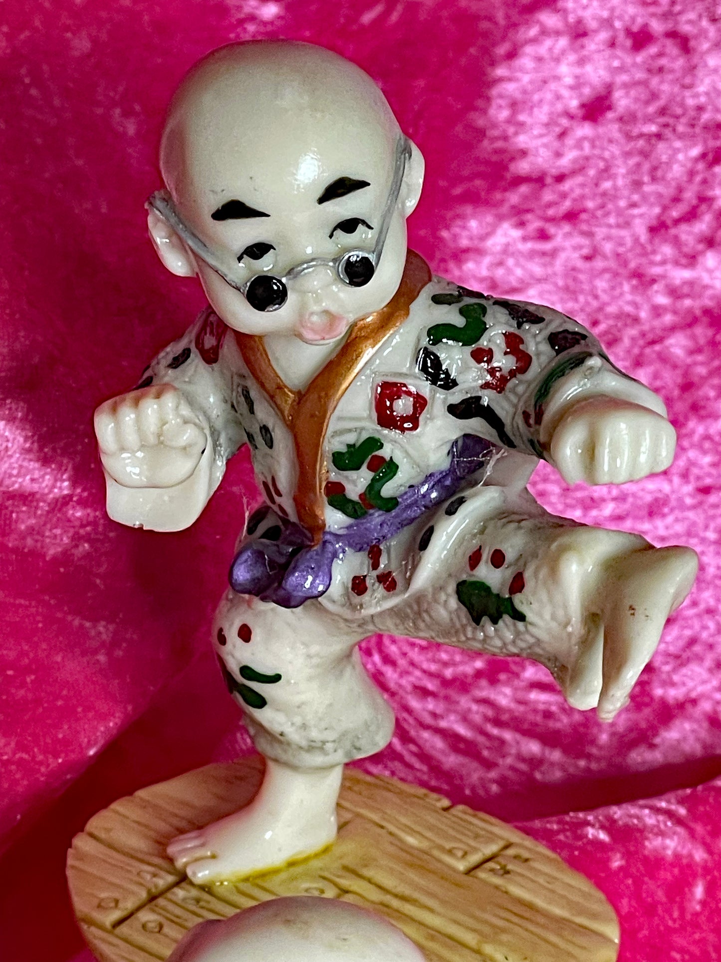 Vintage Japanese Porcelain Jiu-Jitsu Fighters Set with Ikebana Vase – Hand-Painted Figurines Collection (6 Pieces)