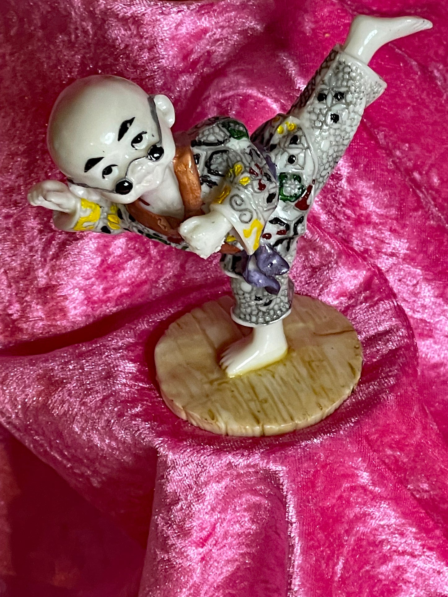 Vintage Japanese Porcelain Jiu-Jitsu Fighters Set with Ikebana Vase – Hand-Painted Figurines Collection (6 Pieces)