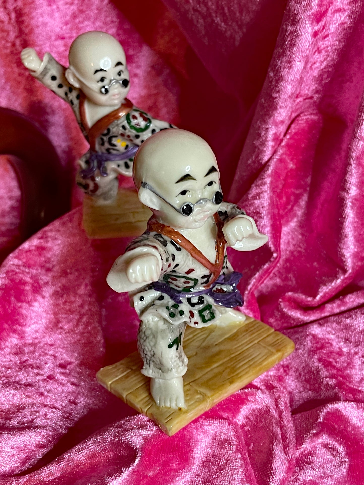 Vintage Japanese Porcelain Jiu-Jitsu Fighters Set with Ikebana Vase – Hand-Painted Figurines Collection (6 Pieces)
