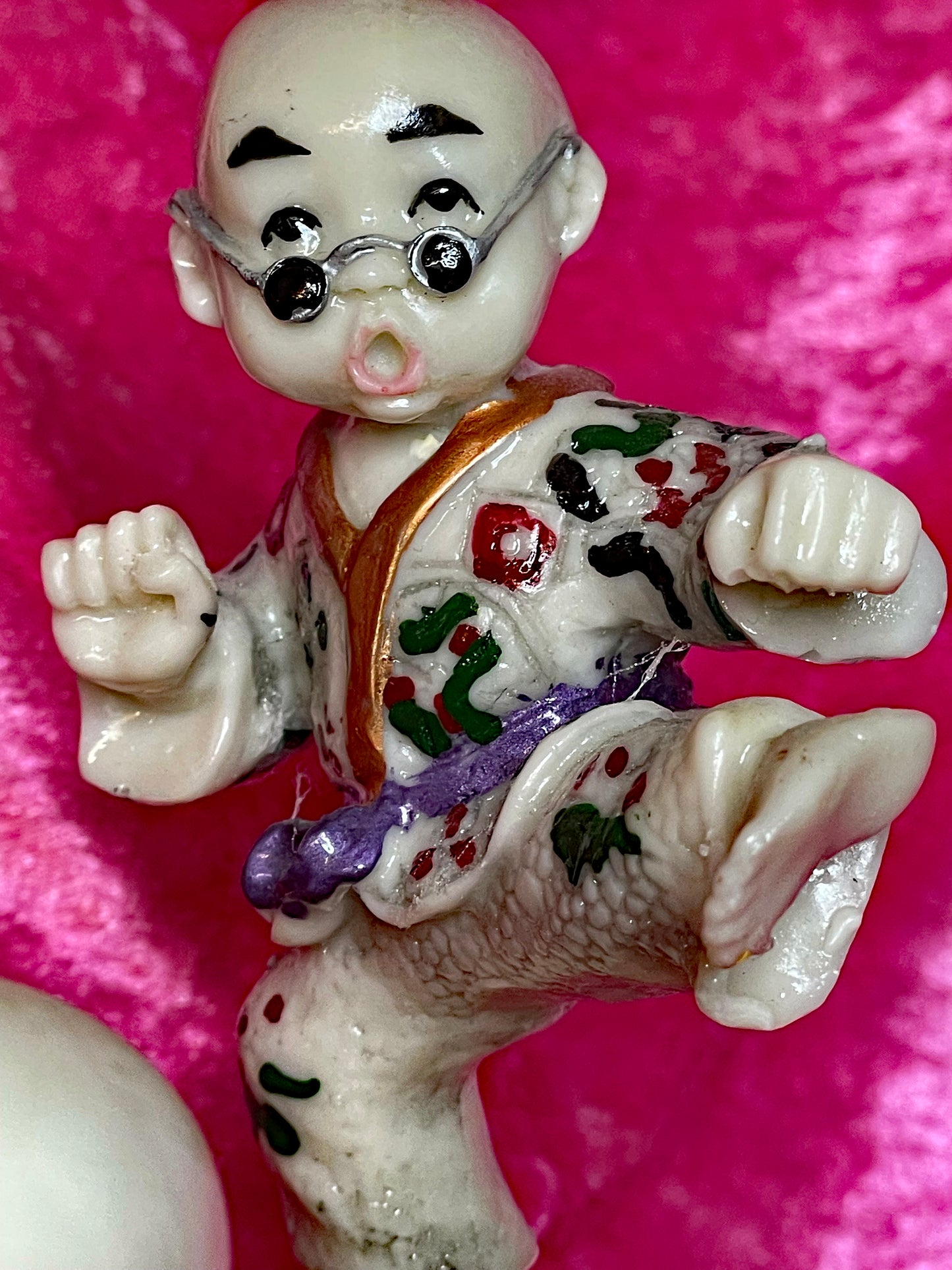 Vintage Japanese Porcelain Jiu-Jitsu Fighters Set with Ikebana Vase – Hand-Painted Figurines Collection (6 Pieces)