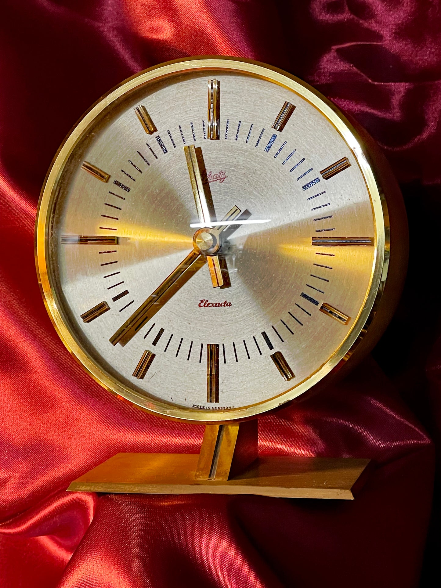 Warm-lit front view of the Schatz Elexacta dial with Elexacta signature