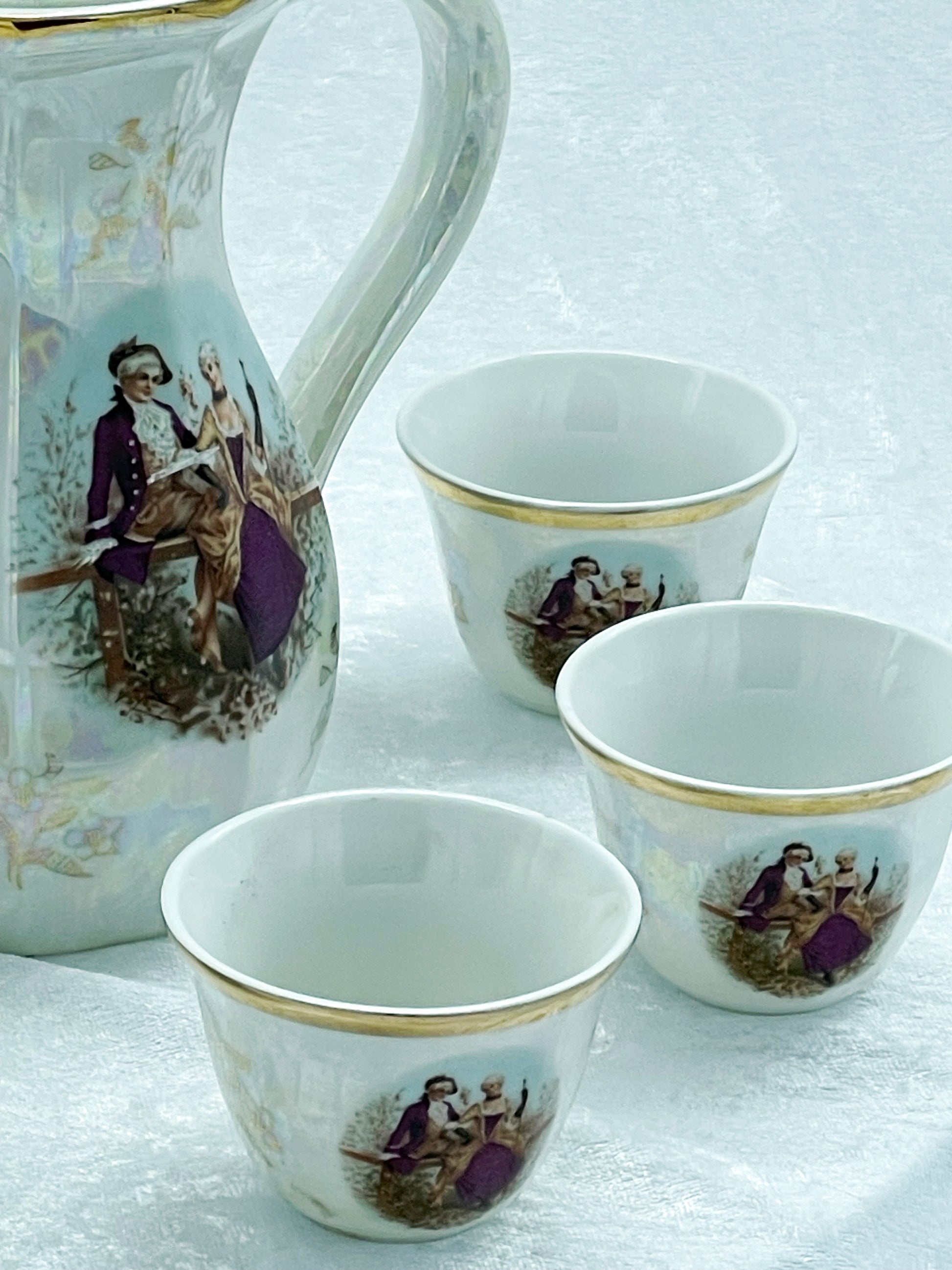 Single mocha cup with Fragonard courting couple scene and gold rim