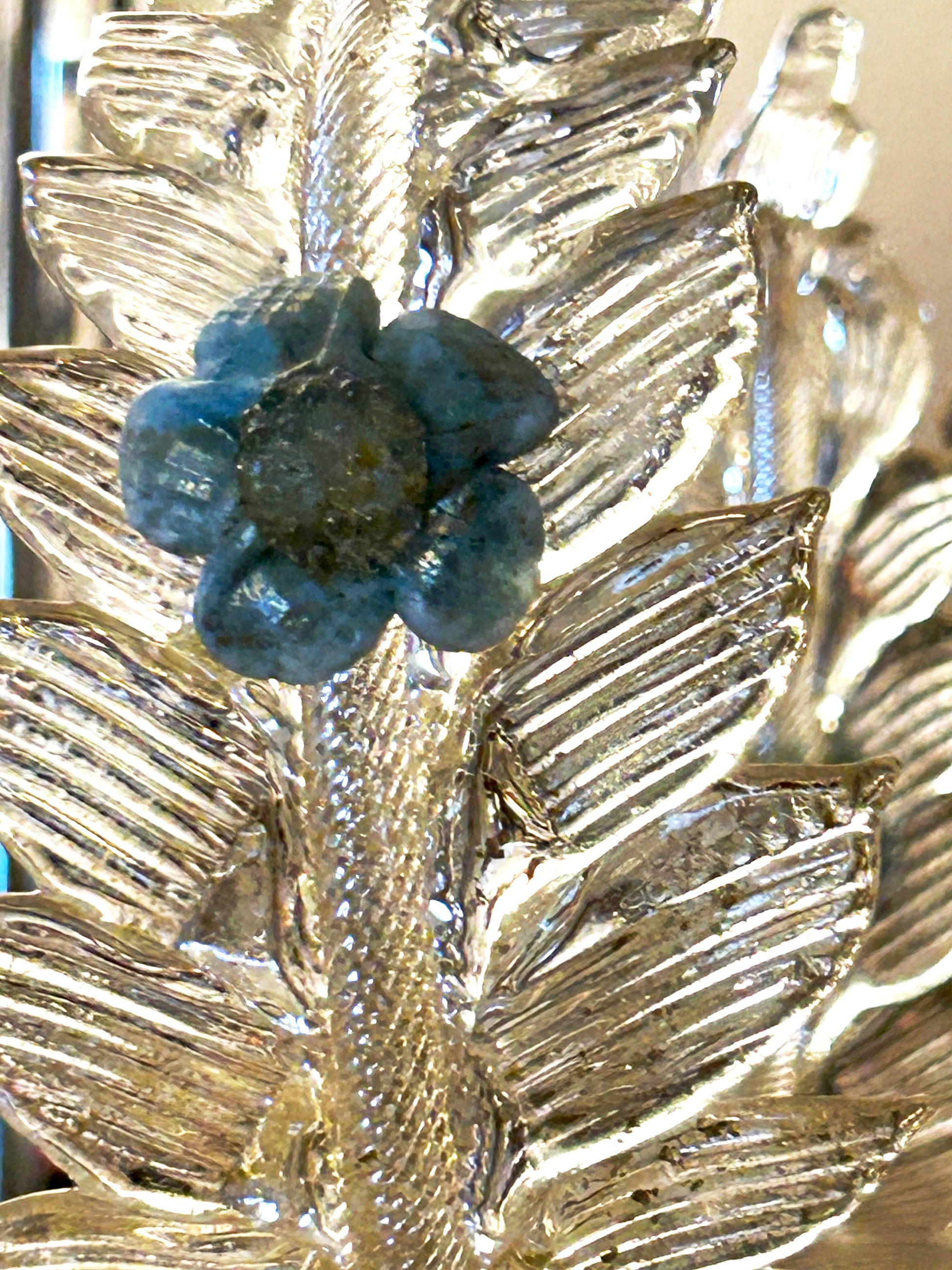 Central column of the Murano chandelier with sculpted glass leaves