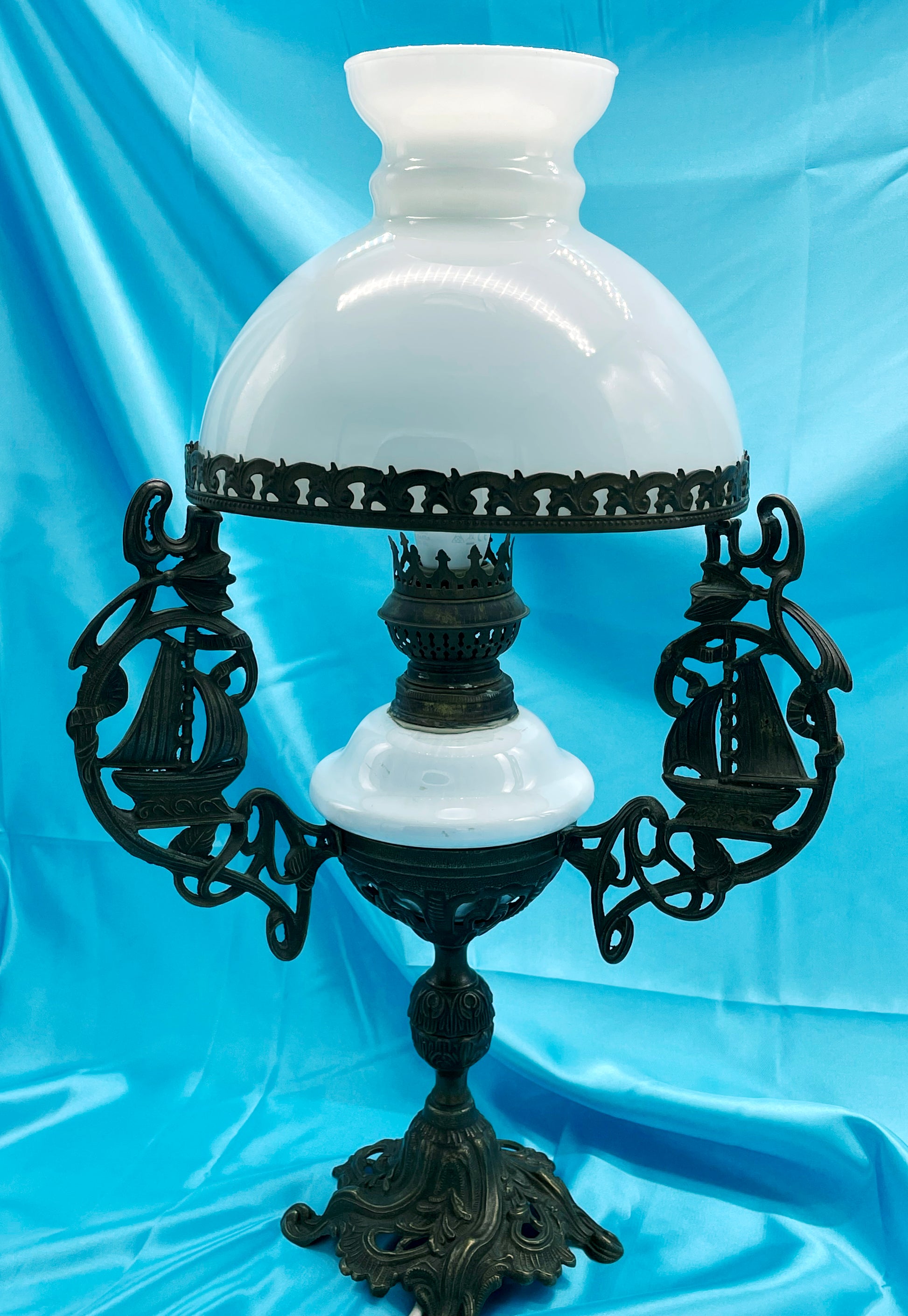 Bronze petroleum lamp with ship and lyre motif side arms