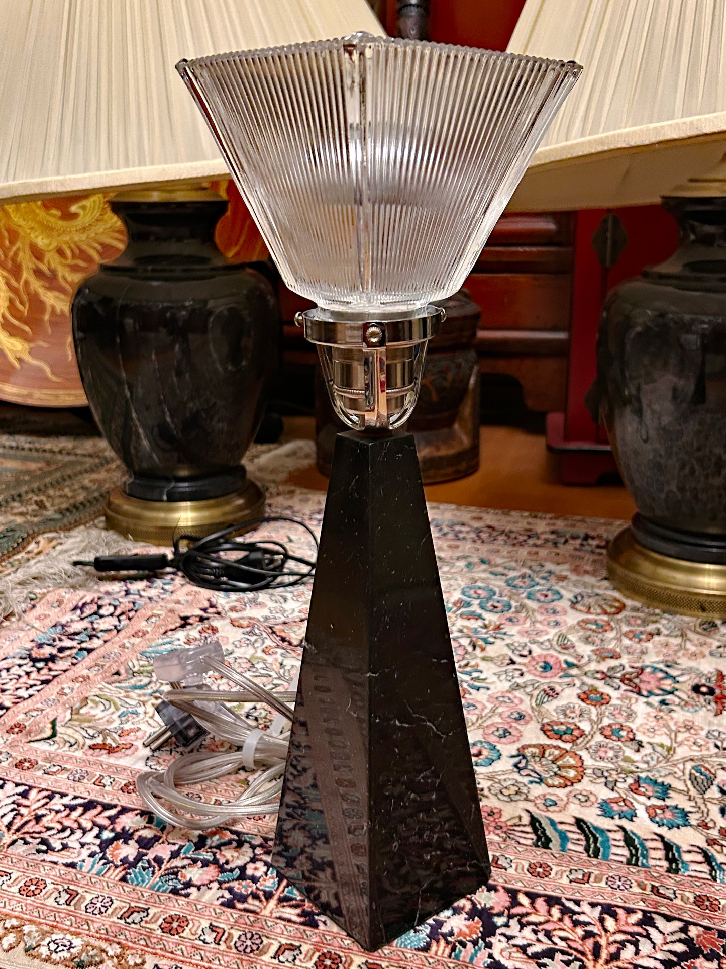 Art Déco marble lamp with illuminated prismatic Holophane shade