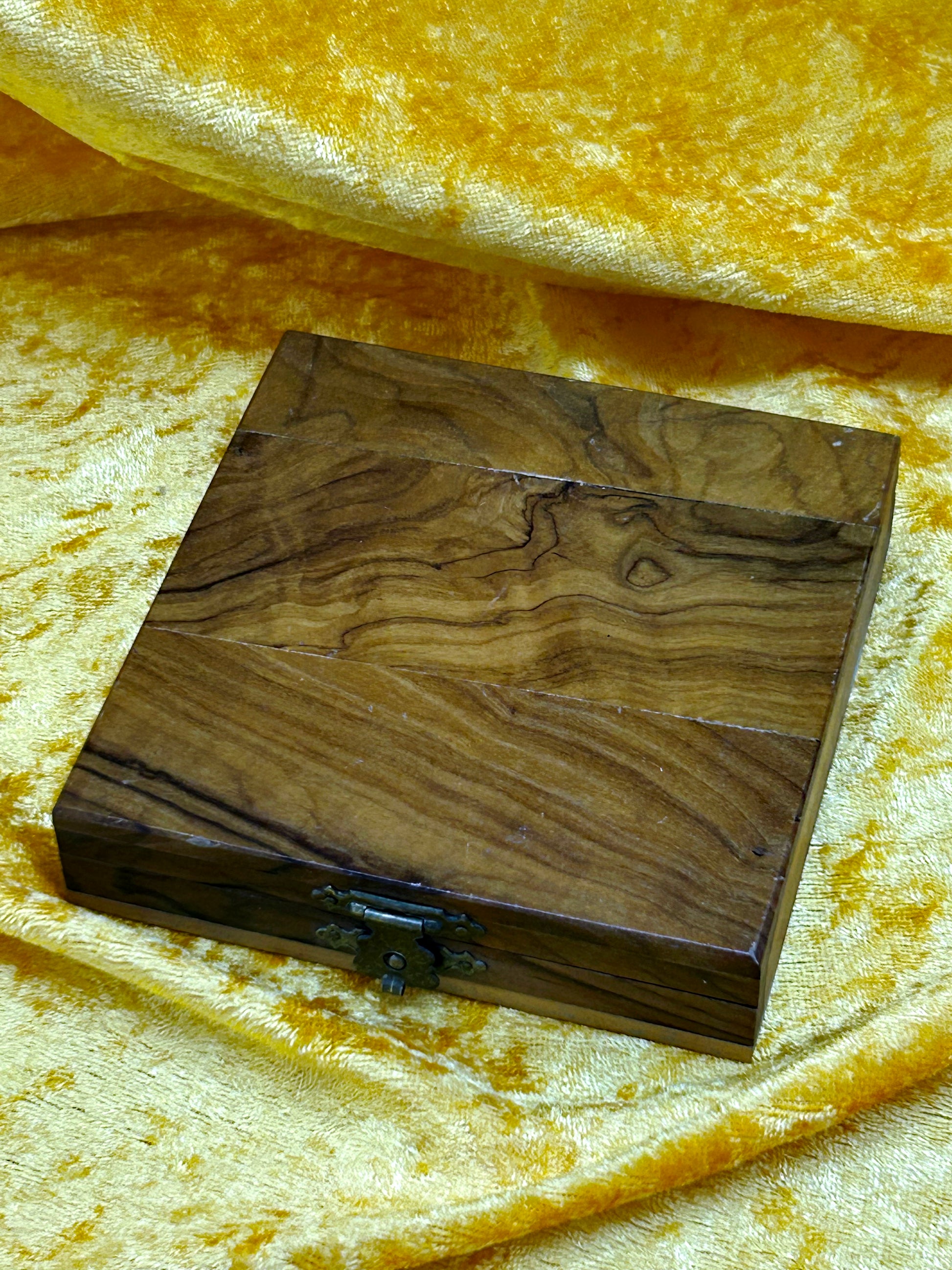 Closed olive-wood presentation box showing the natural grain of the olive wood