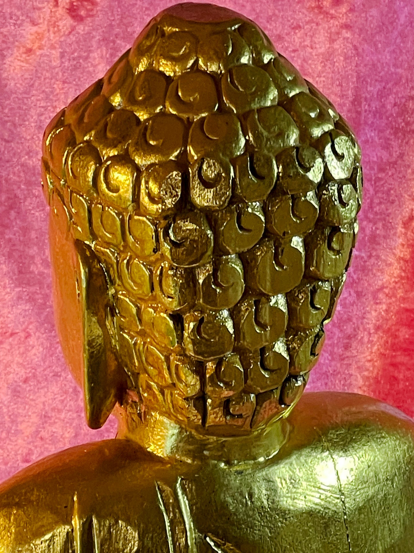 Detail of the carved snail-curl ushnisha at the back of the Buddha's head
