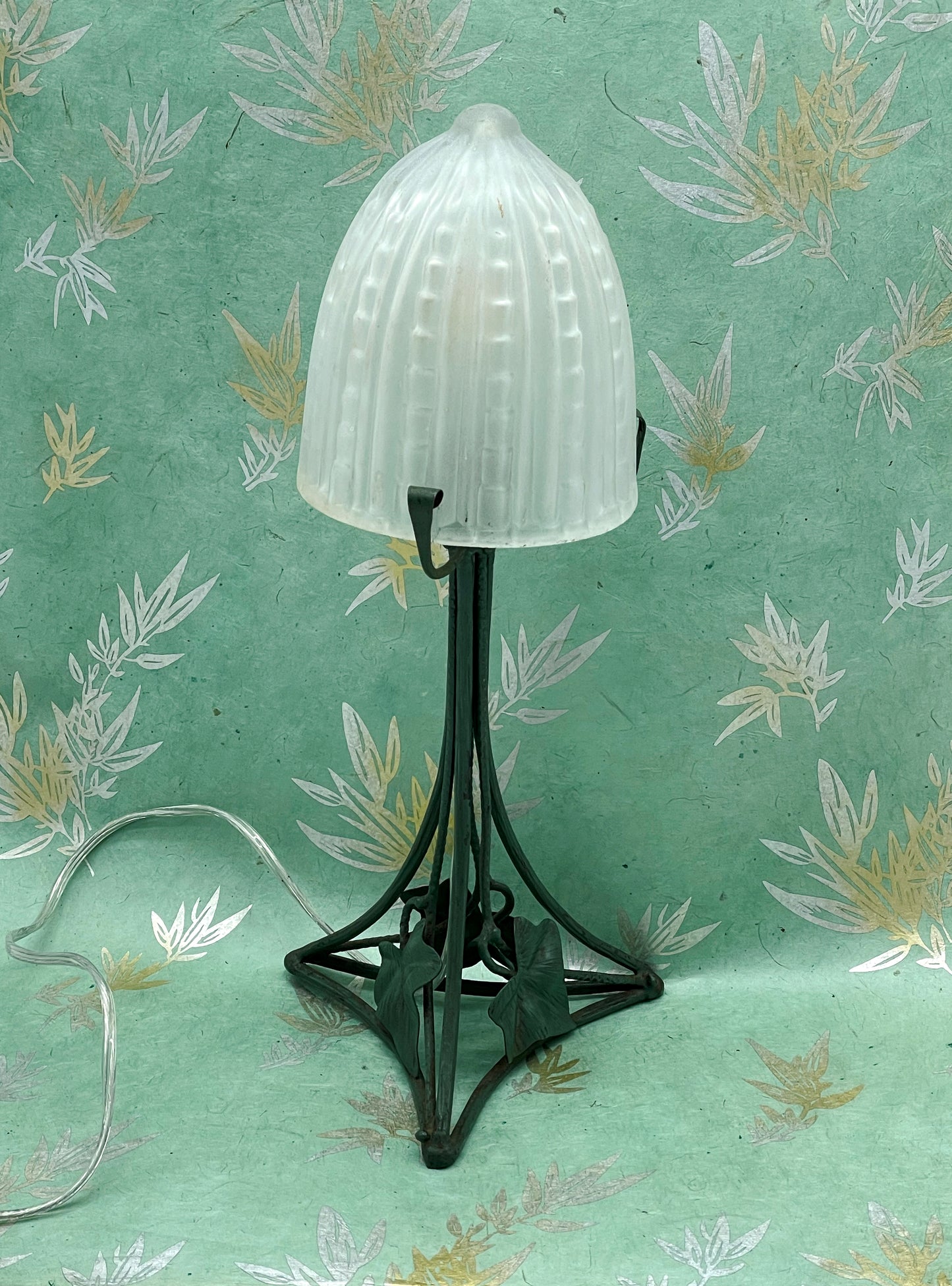 Art Déco fer forgé lamp, full view