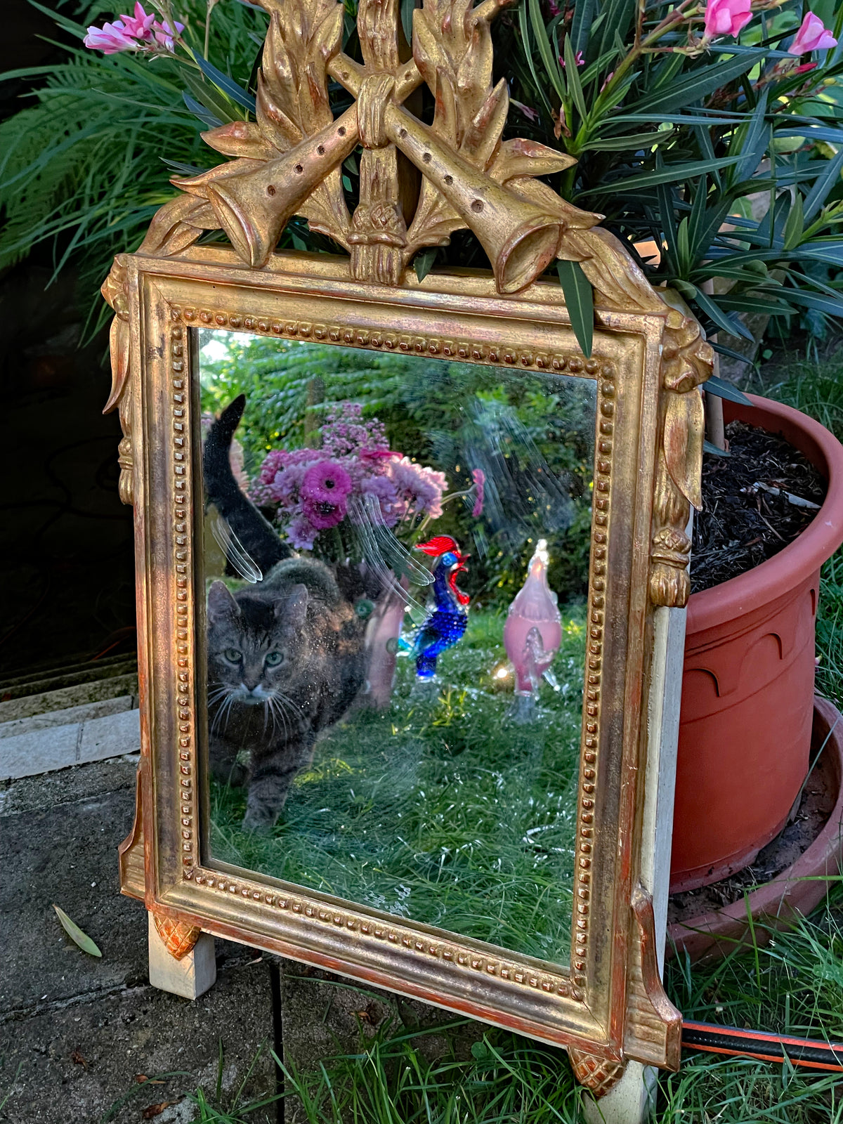 Antique French Louis XVI Giltwood Wall Mirror with Carved Hunting Horns, 19th Century