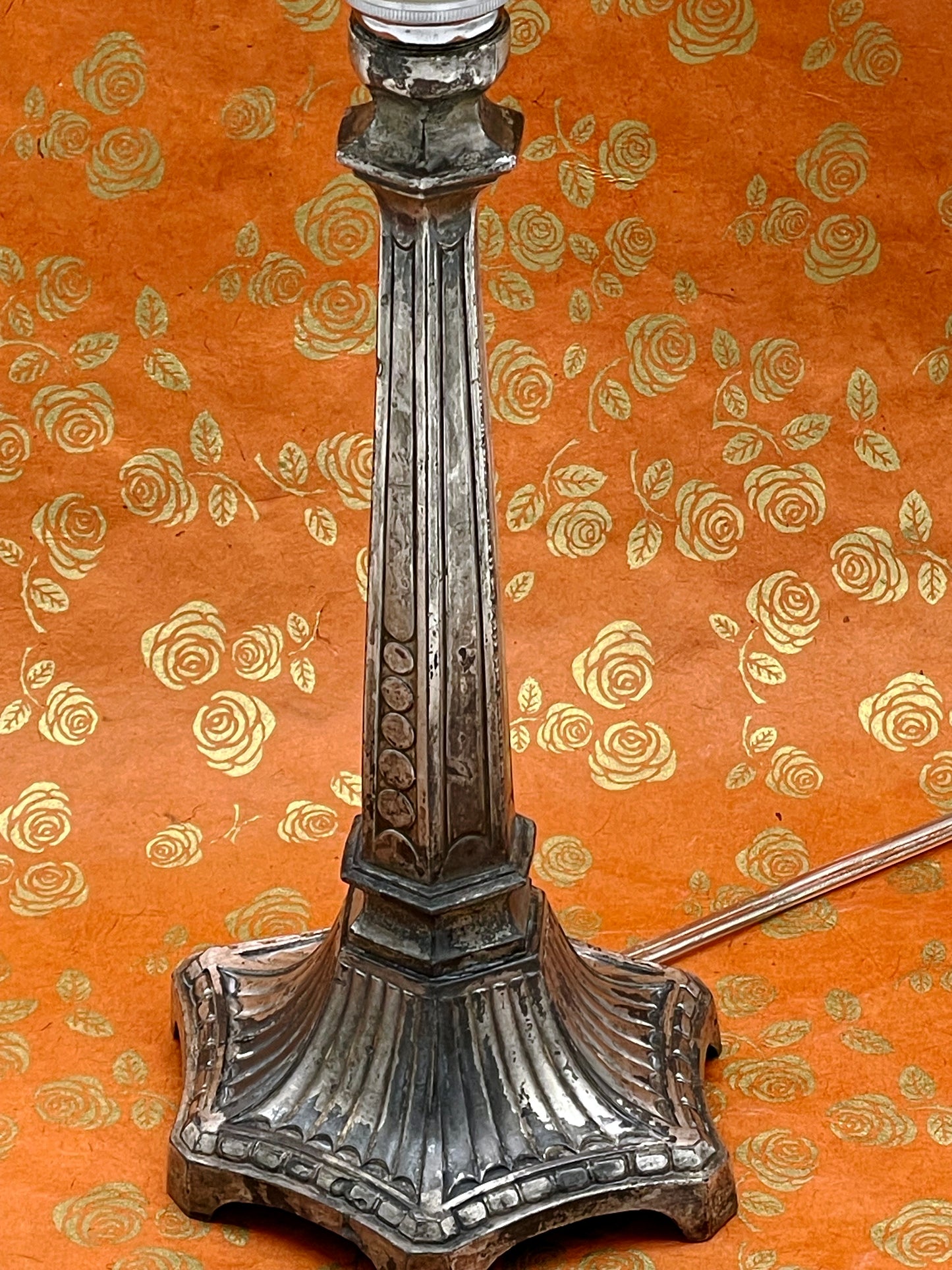 Side profile of the small Art Déco table lamp