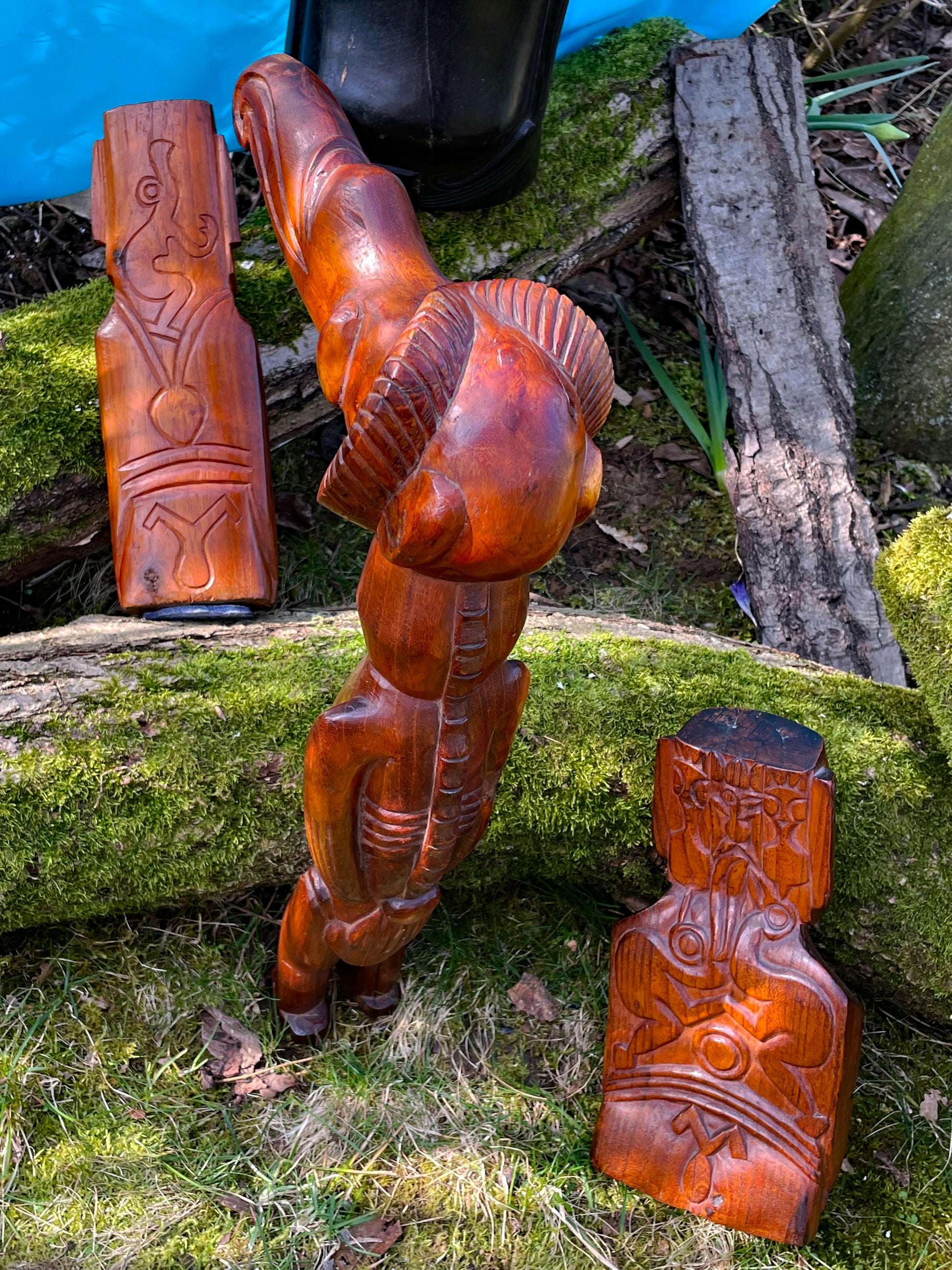 Reverse of a Moai figure with Rongorongo style pictographic carving