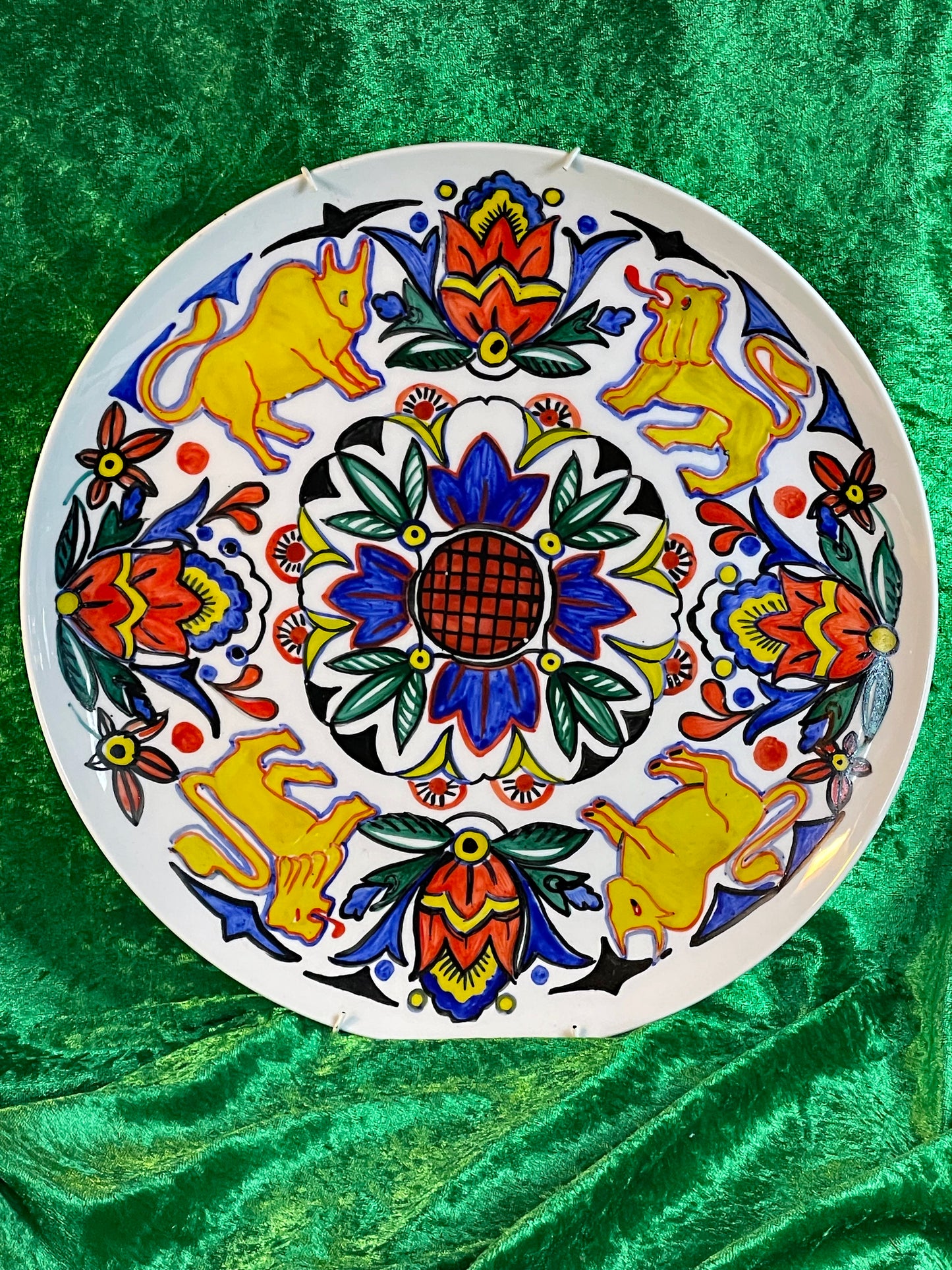 Hutschenreuther Selb hand-painted decorative plate by Marianne Bussjäger, full view of folk floral and oxen design