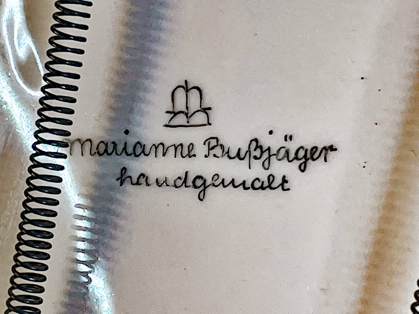 Reverse signature reading Marianne Bussjäger handgemalt
