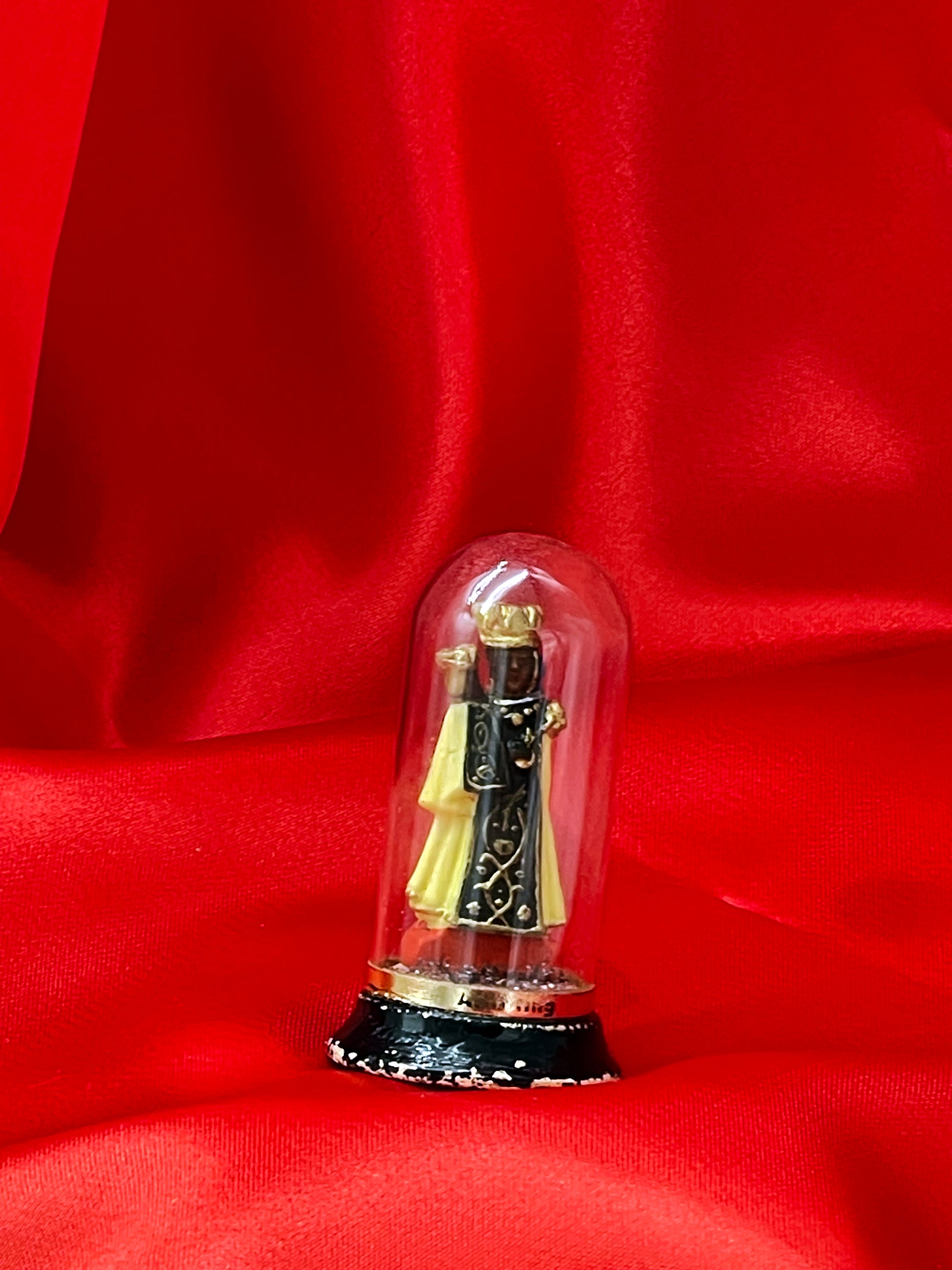 Close view of golden filigree on the Madonna mantle