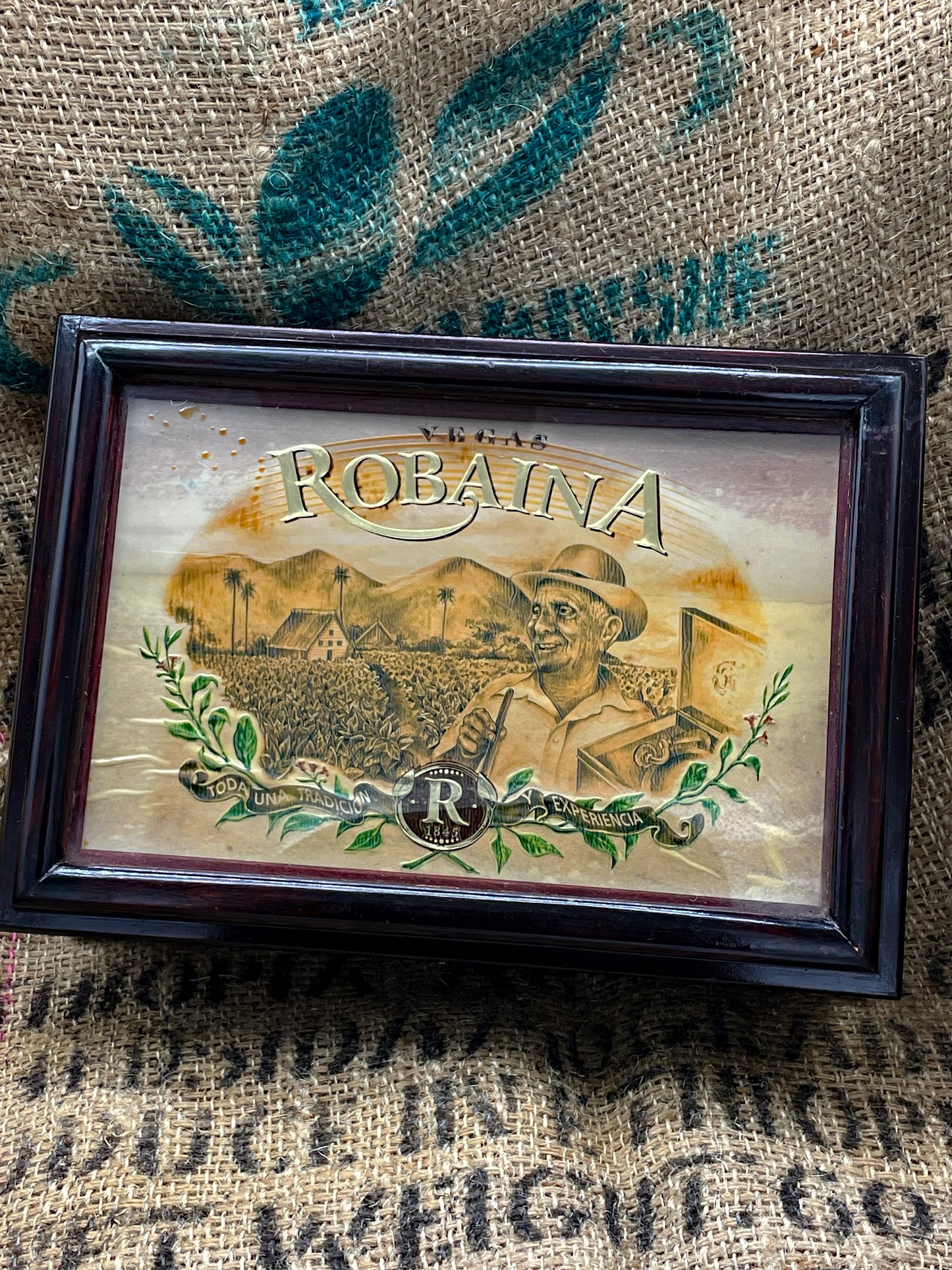 Vegas Robaina cigar box detail of glass lid artwork