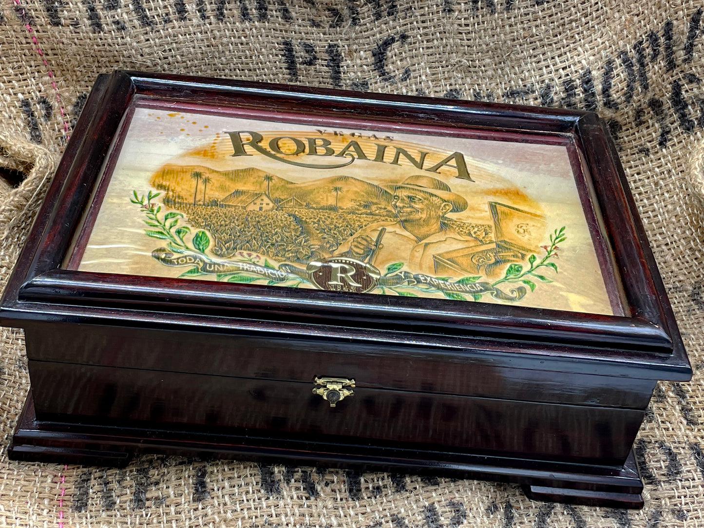 Vegas Robaina cigar box lid open view