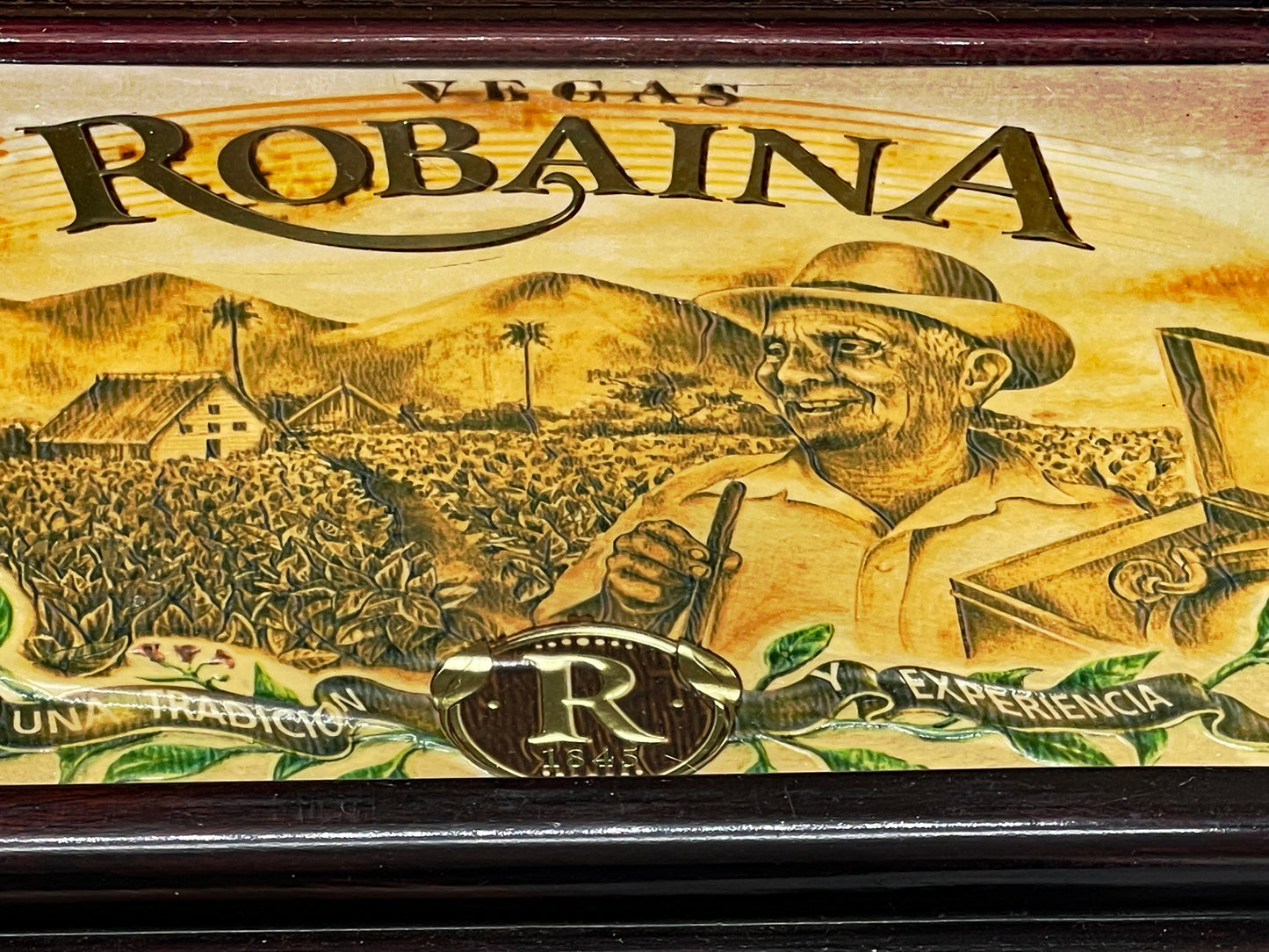 Side profile of the lacquered wood cigar box