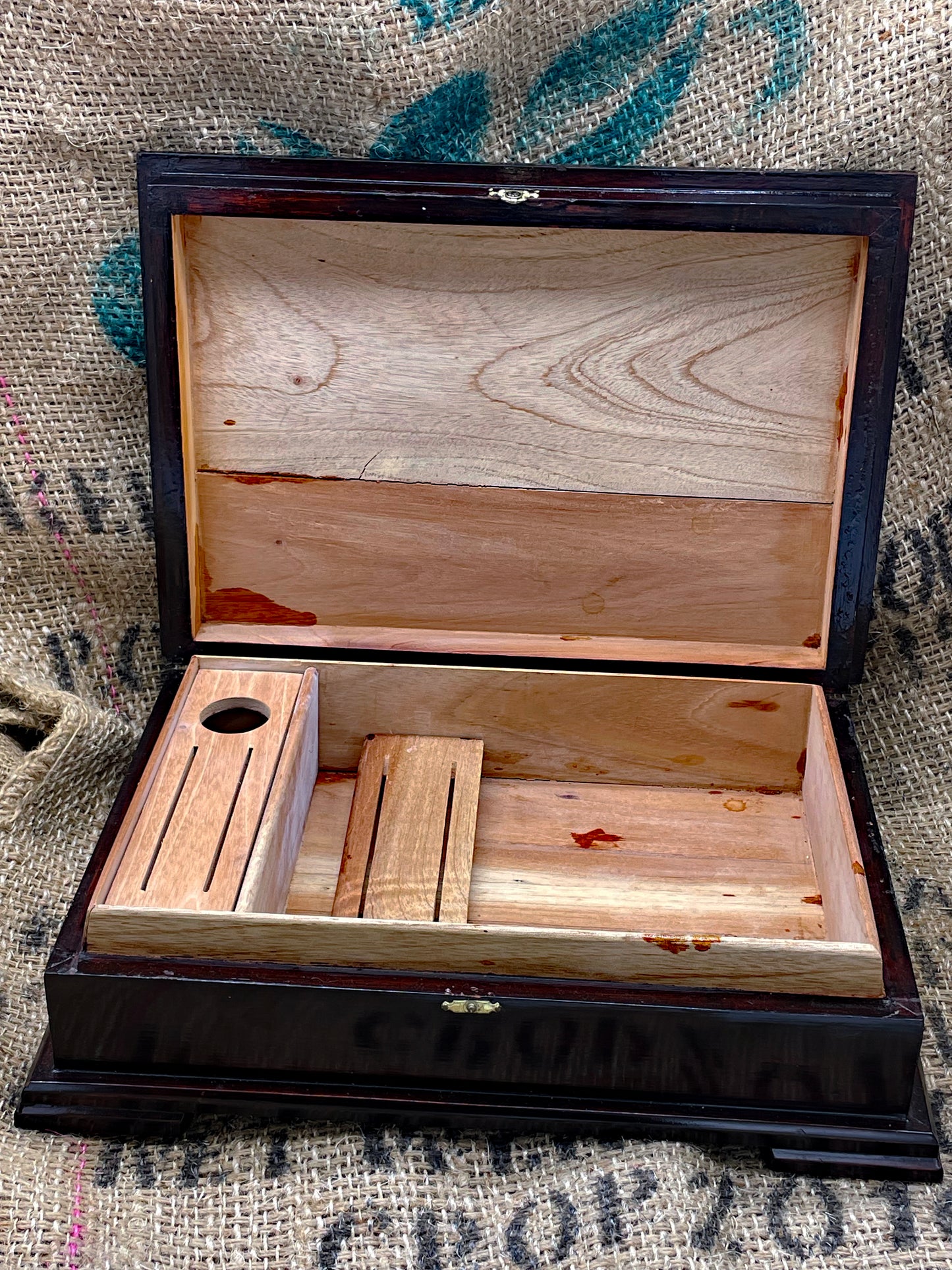 Vegas Robaina cigar box angled view