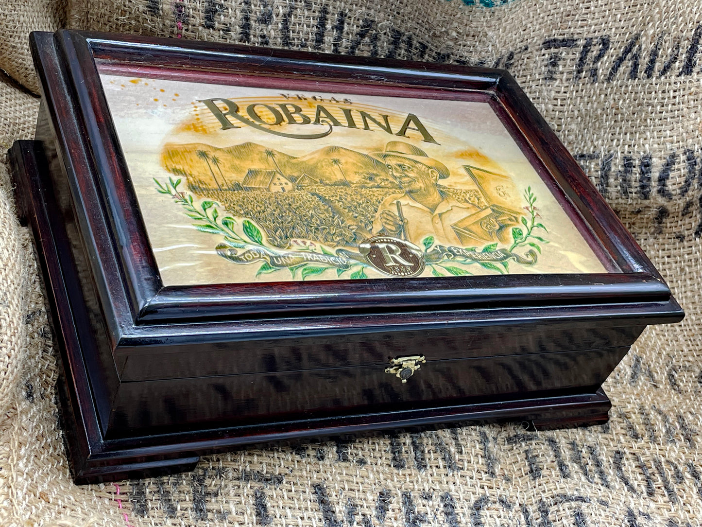 Detail of the cigar box interior compartment