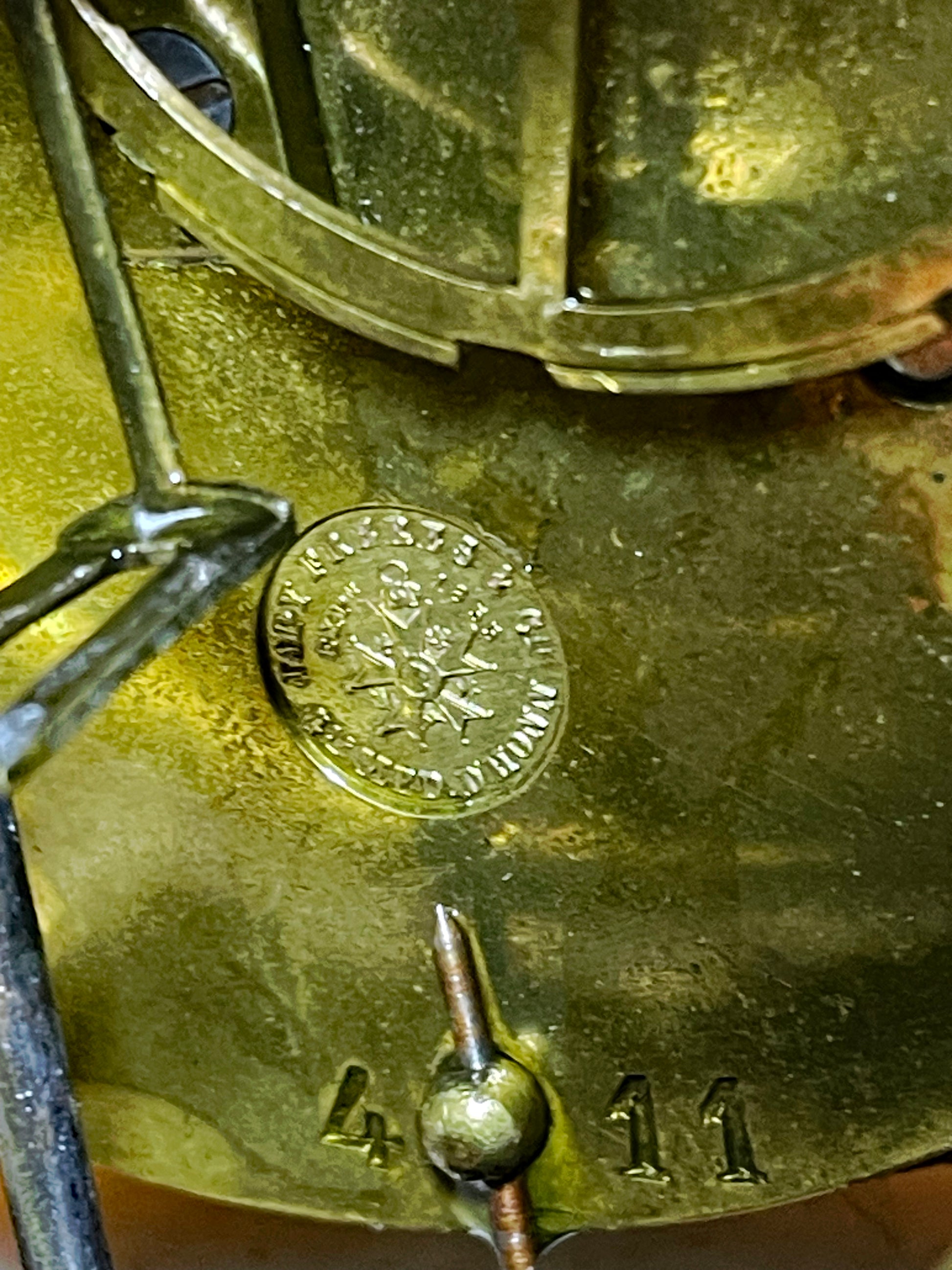 Movement maker's medallion stamped Medaille d'Honneur beneath the French clock