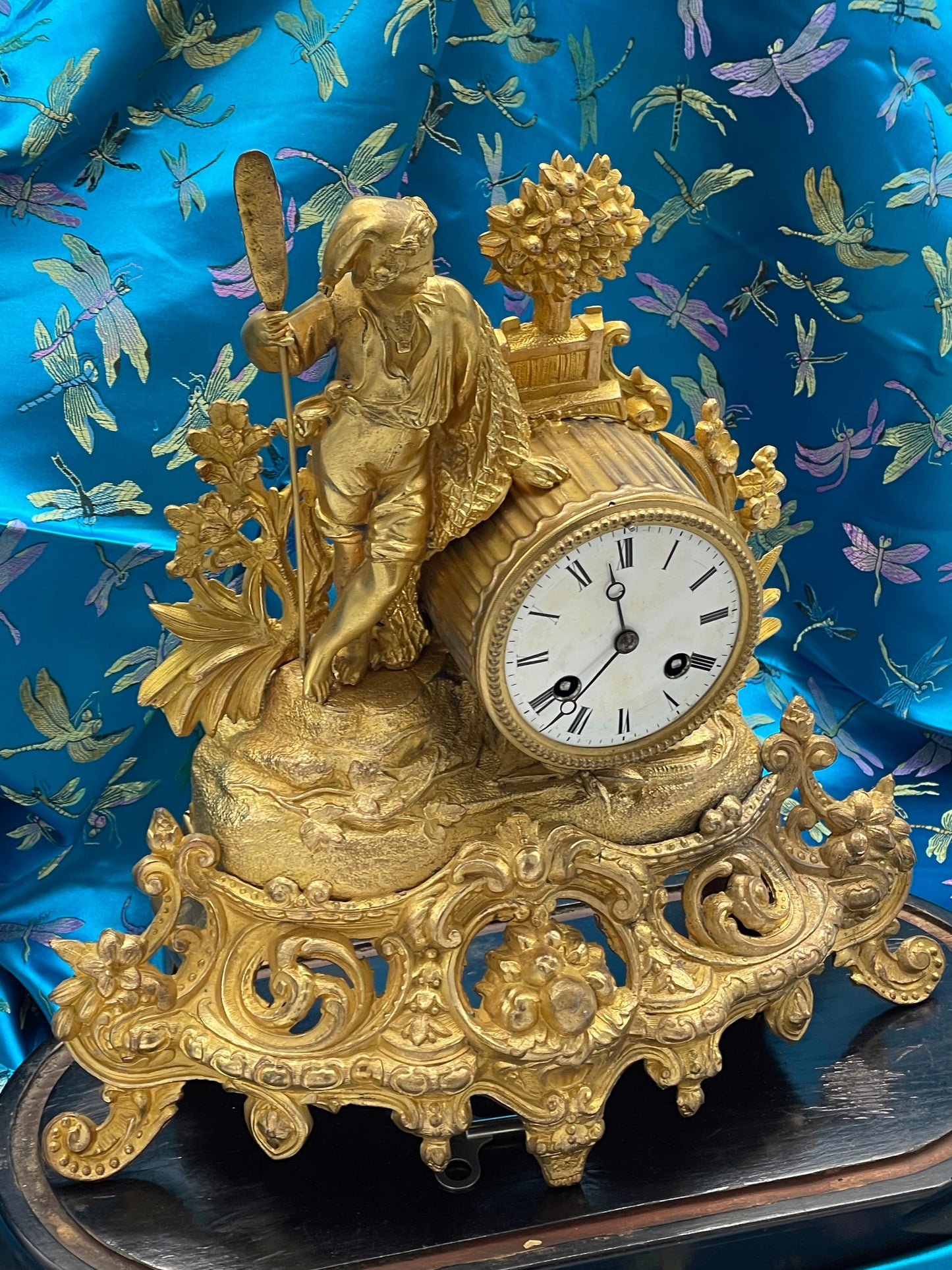 Side view of French pendule under glass dome