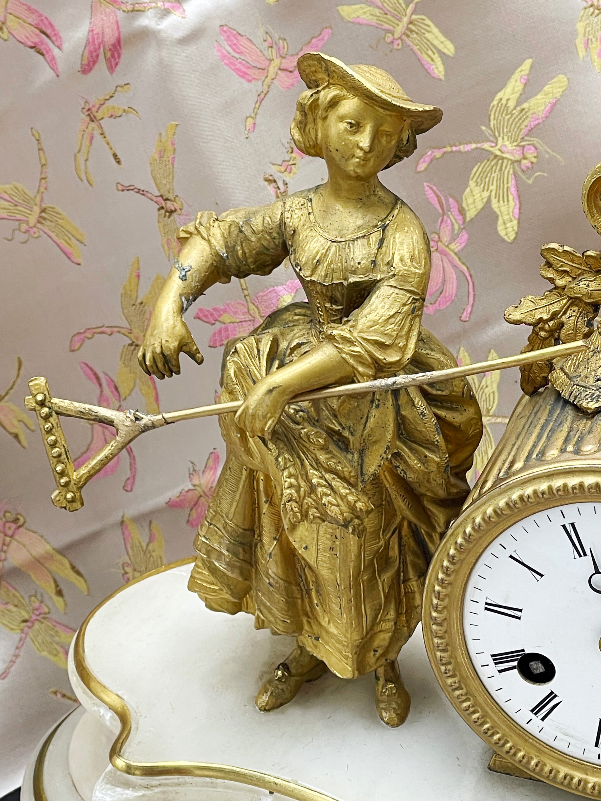 White enamel clock dial with Roman numerals on the French pendule