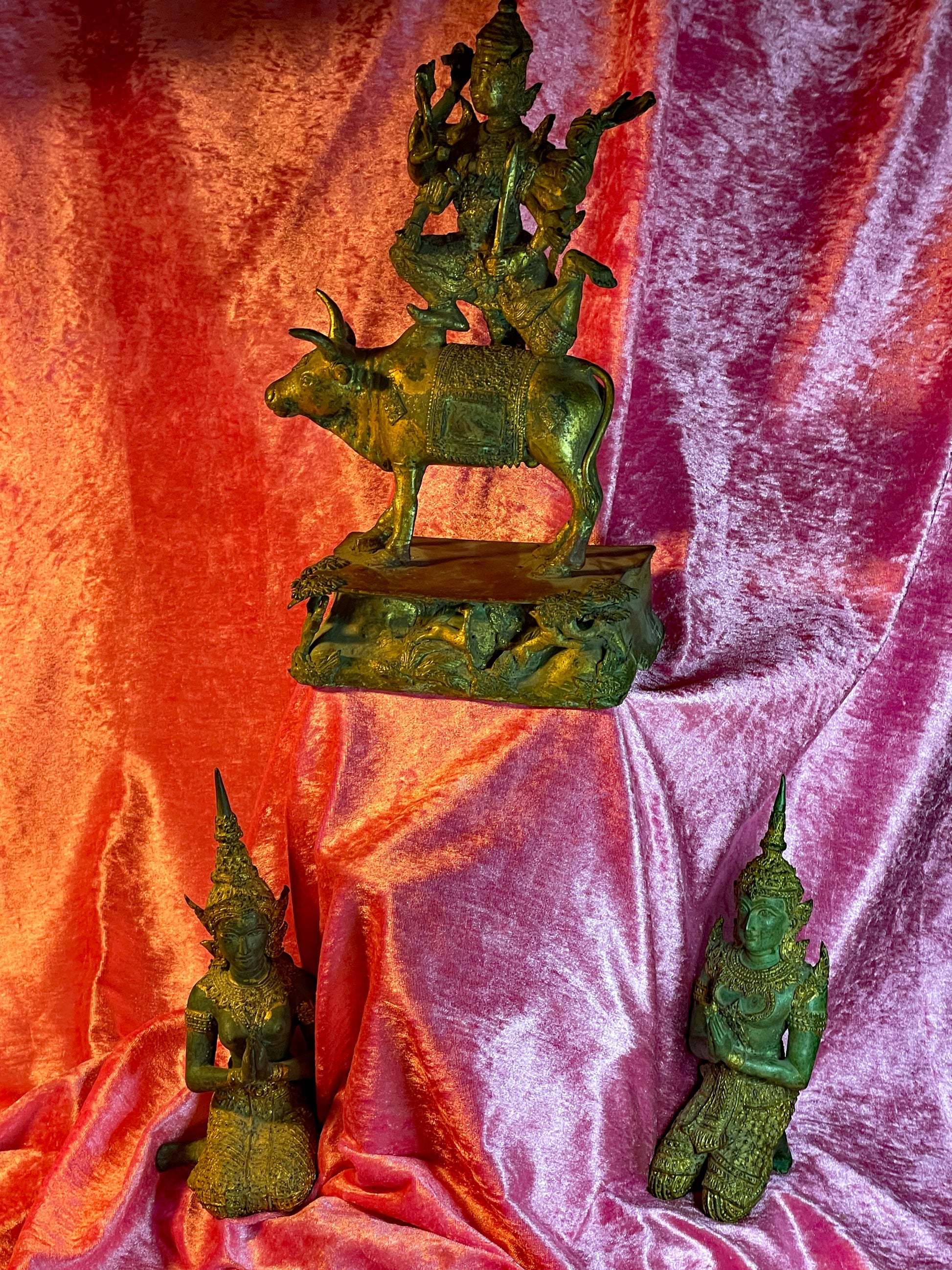 Full Thai bronze group of Shiva, Nandi bull and two kneeling Teppanom guardians, alternate angle