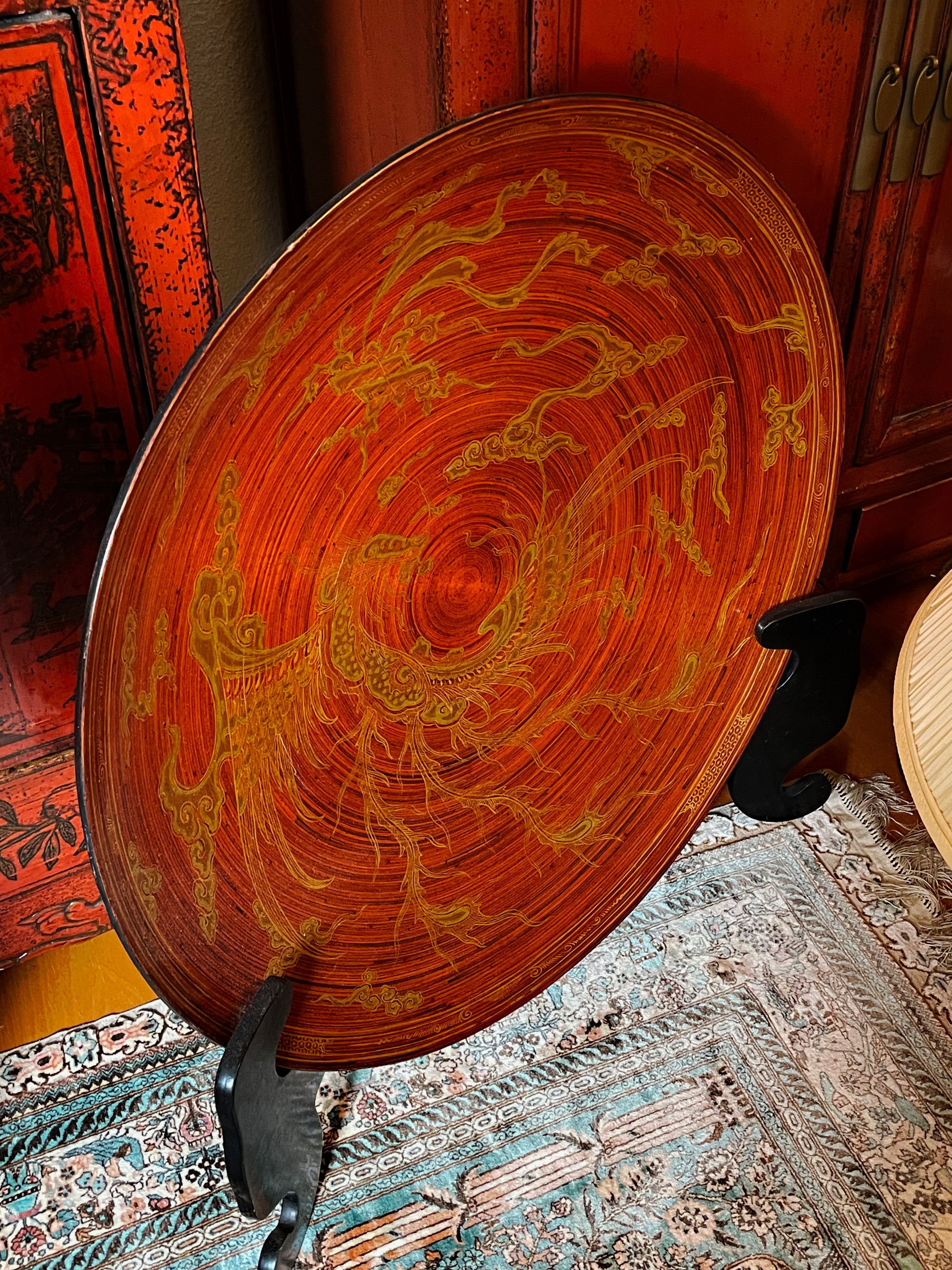 Oversize Chinese lacquer charger gold dragon decoration close view