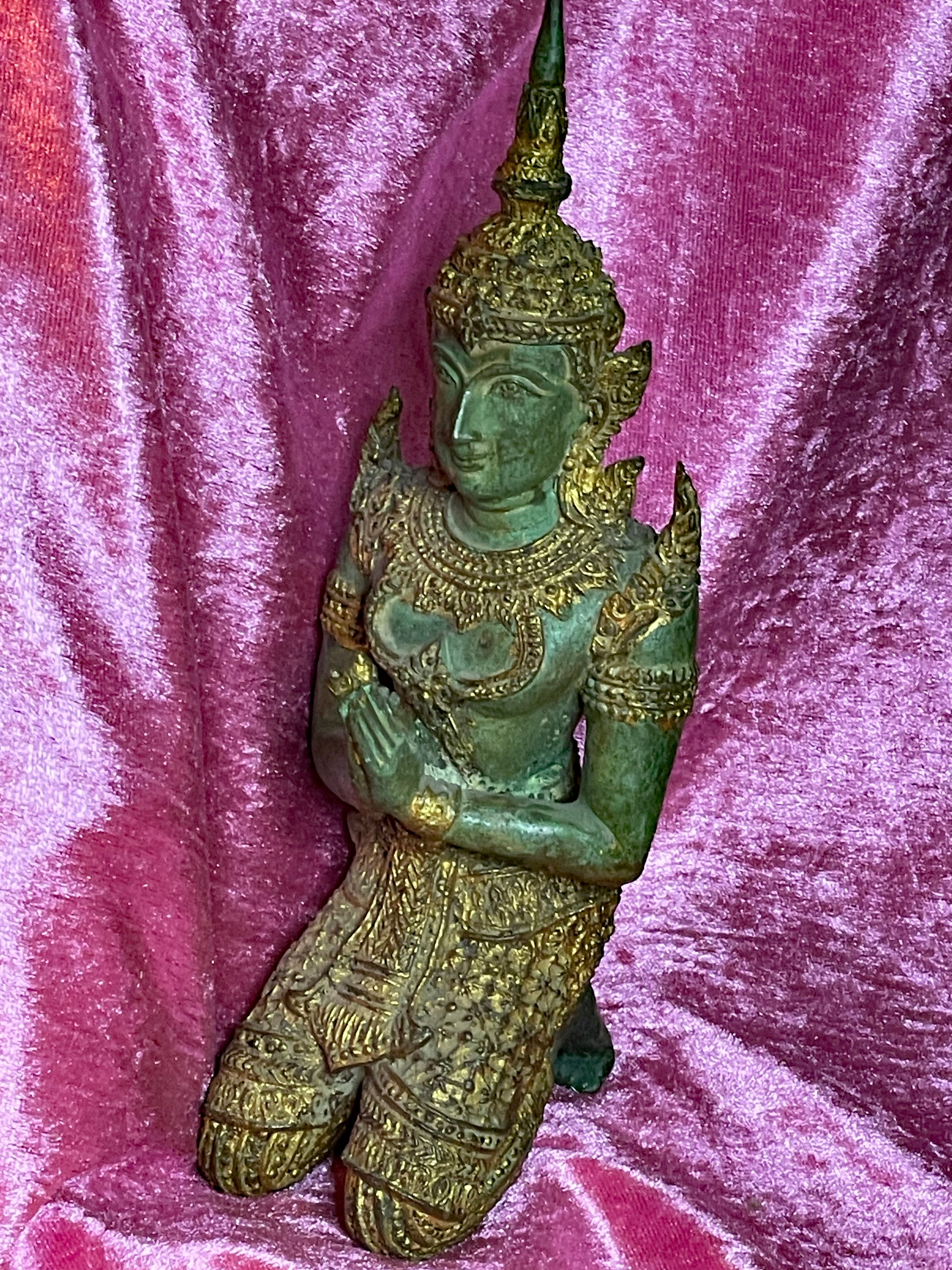 Second kneeling Teppanom temple guardian, three-quarter view