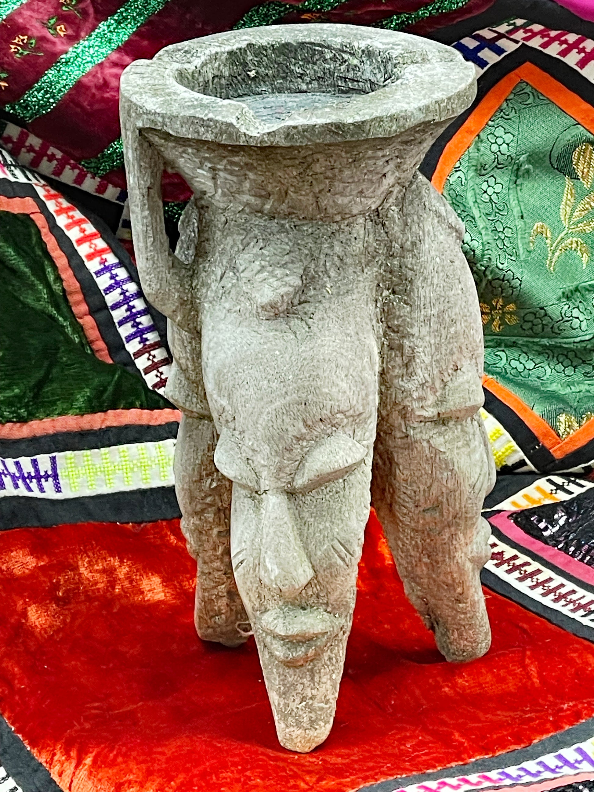 Carved figural supports of the ritual cult object