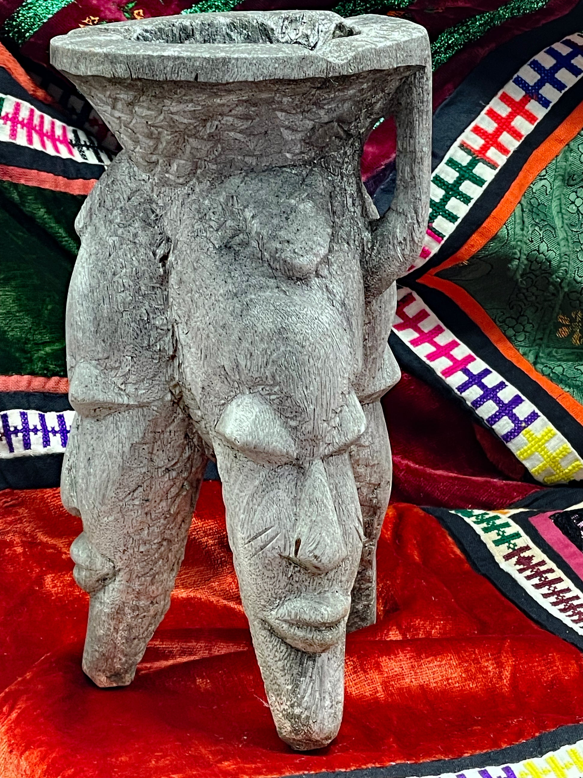 Anthropomorphic carved face on the figural leg