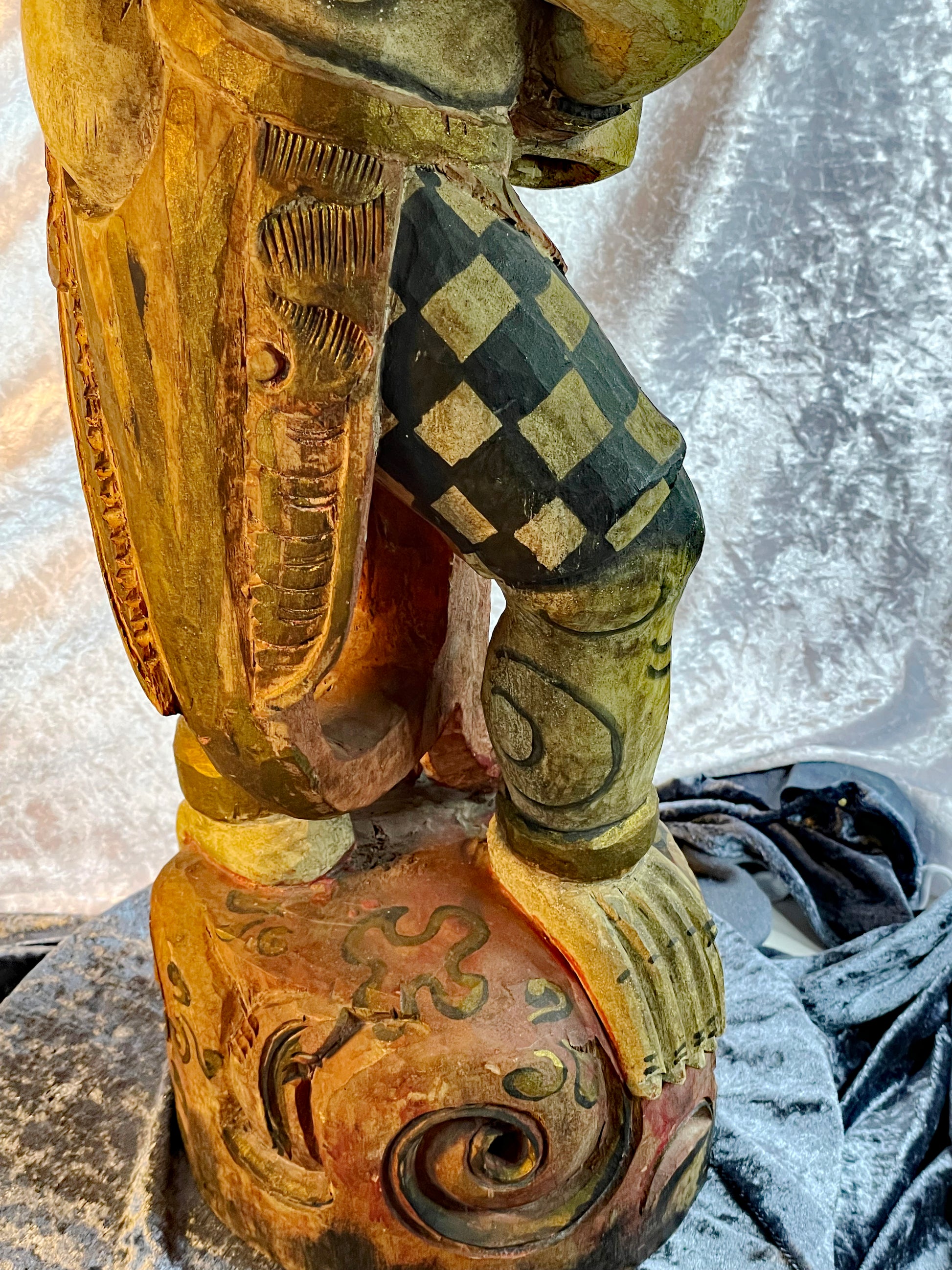 Upper body detail showing crown, mane and carved ornament