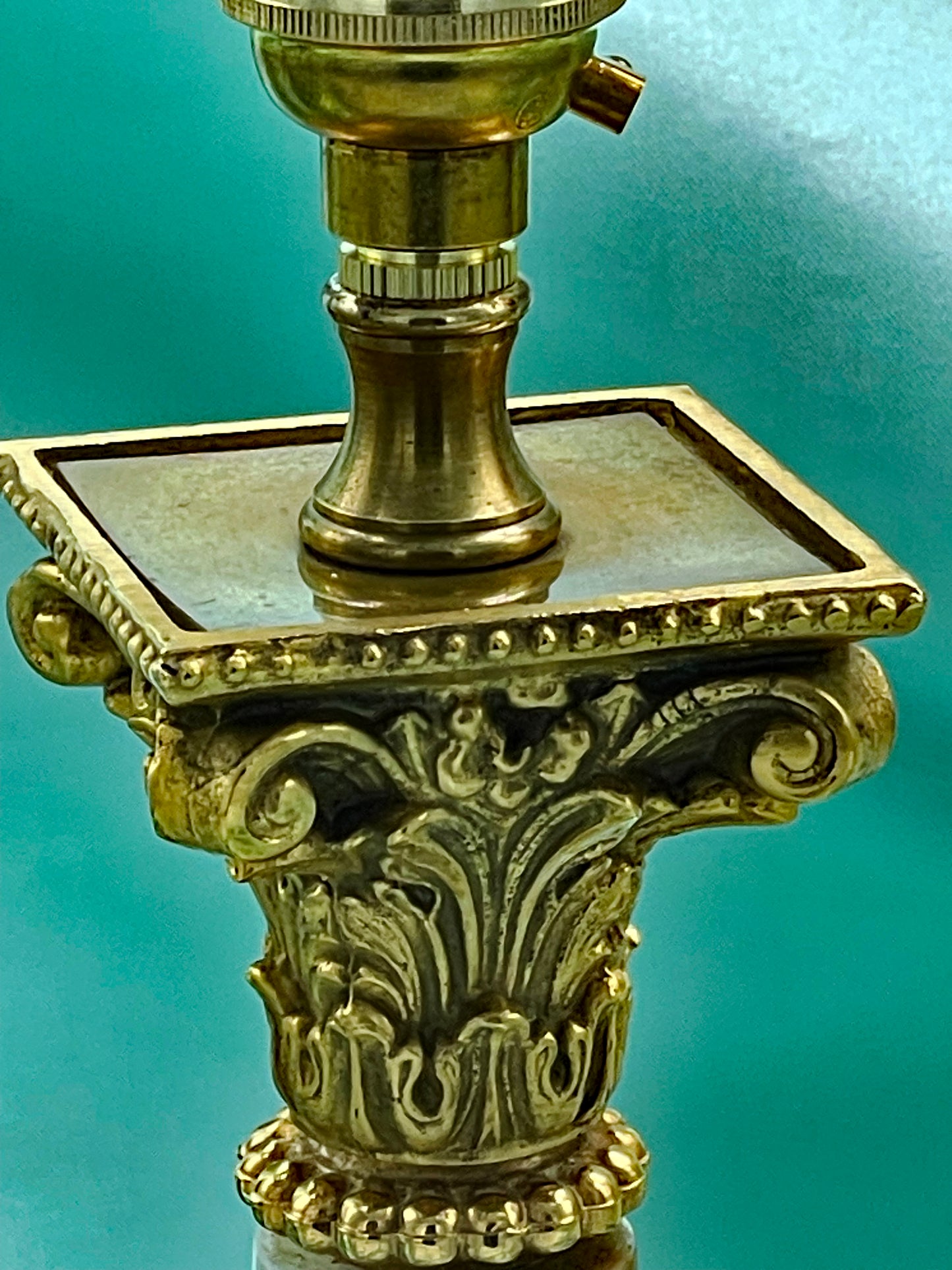 Gilt brass Corinthian capital on the onyx Art Deco lamp