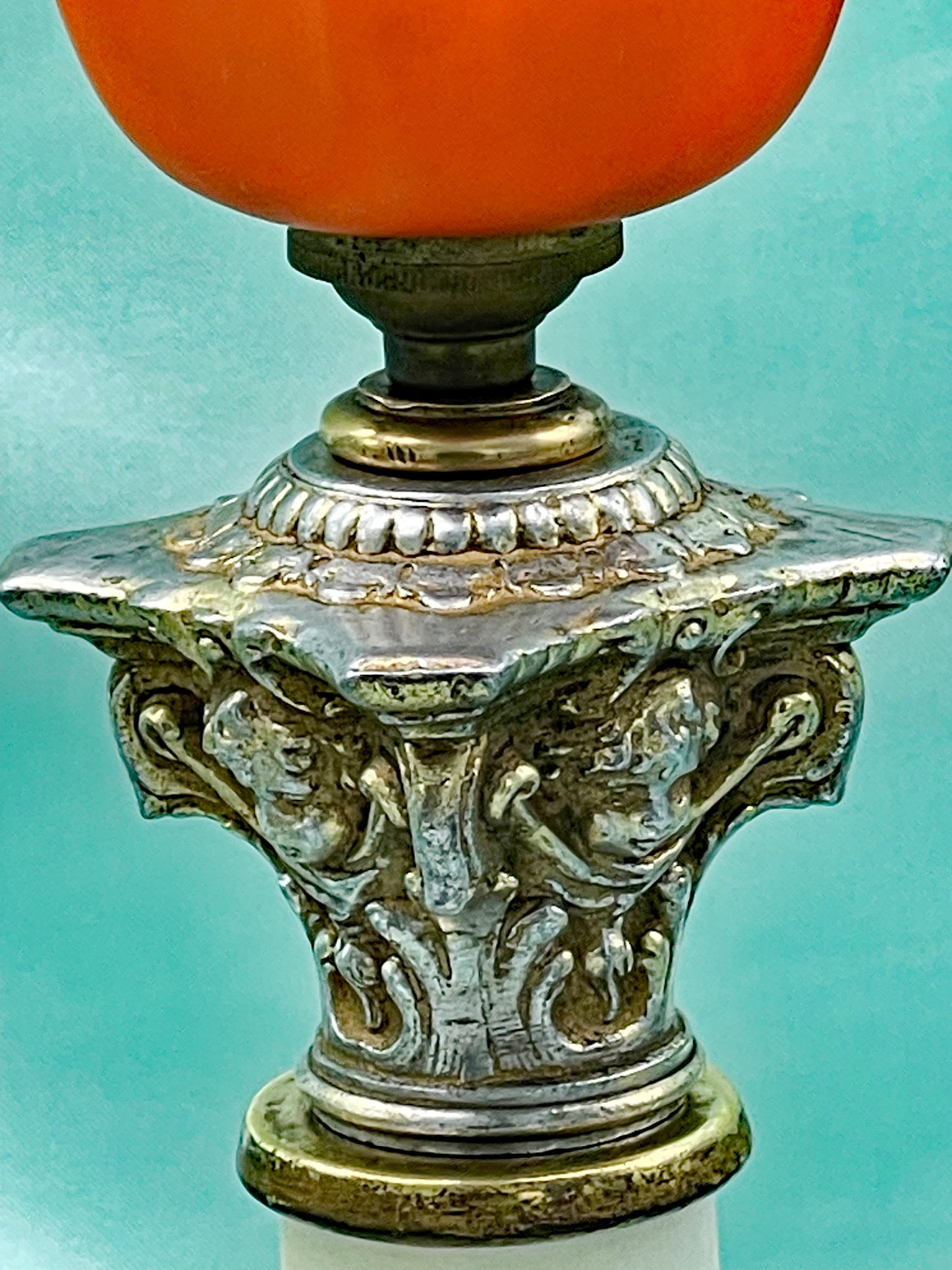 Bronzed Corinthian capital on the marble Art Deco lamp