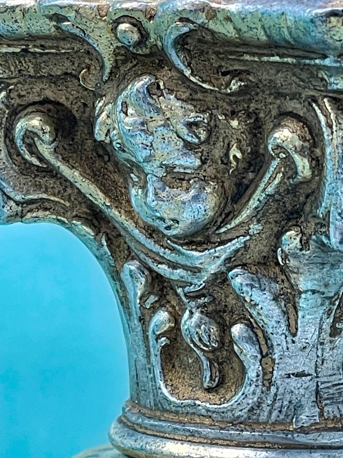Veined onyx column detail of the Art Deco lamp