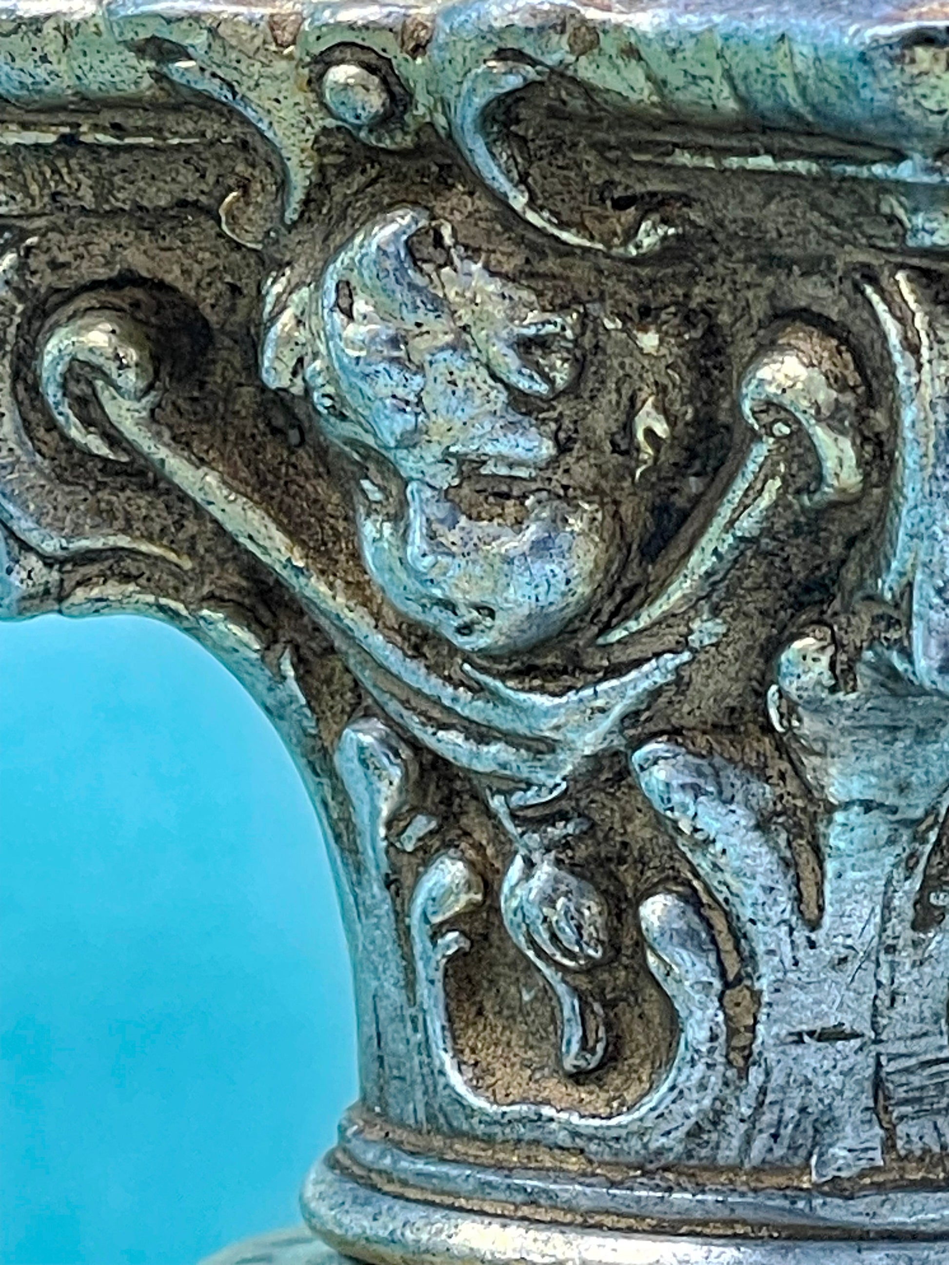 Veined onyx column detail of the Art Deco lamp