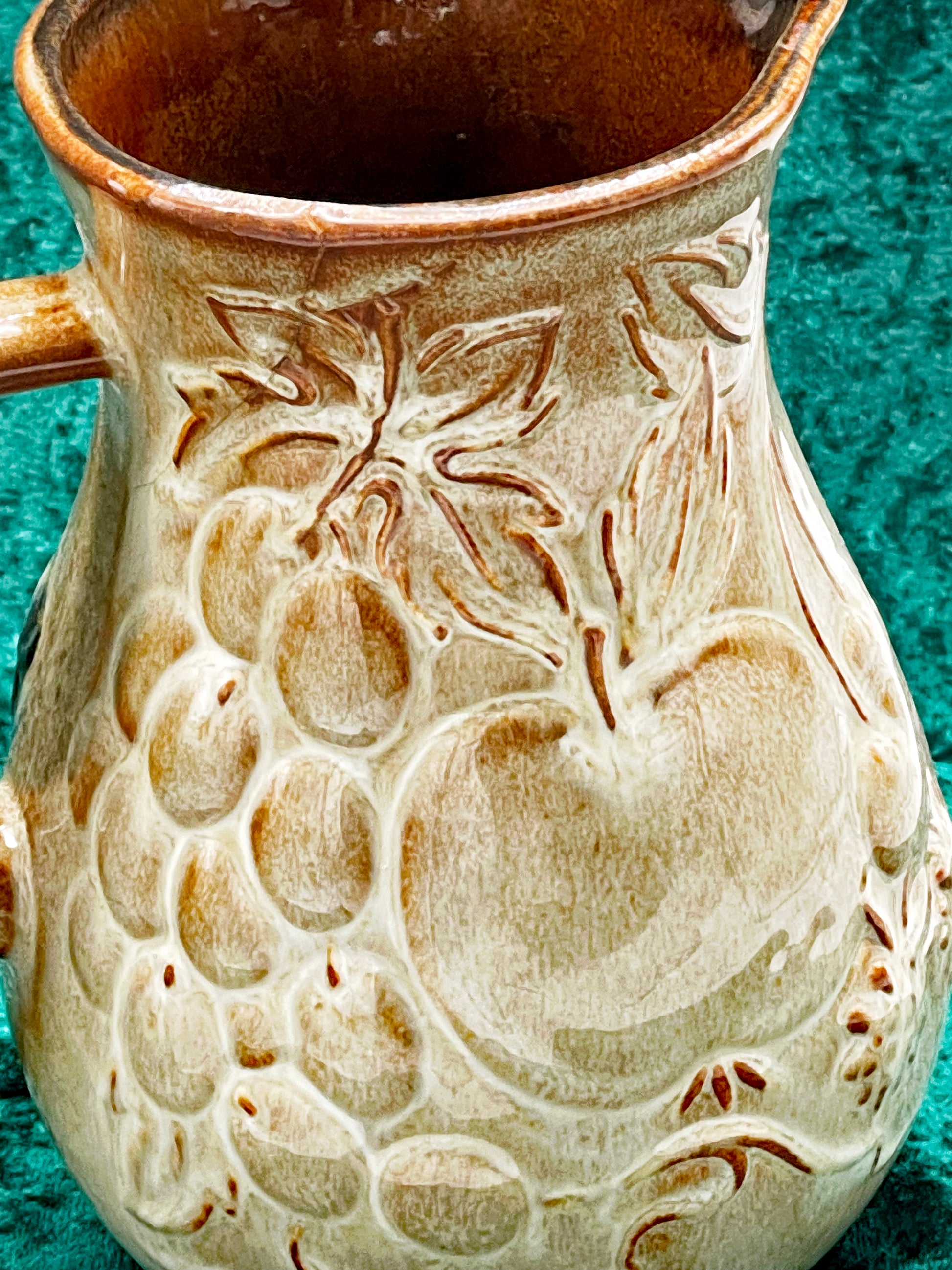 Unpainted side of the wine jug viewed toward the spout and rim