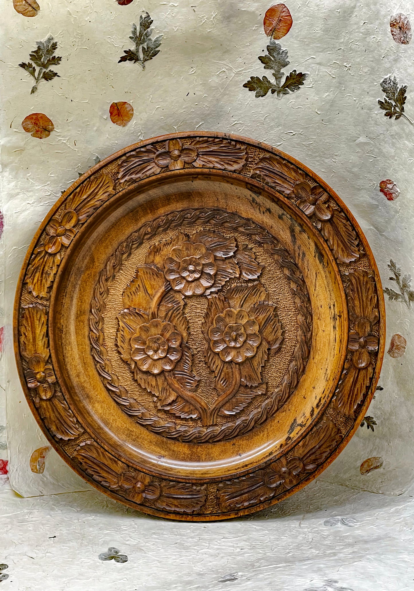 Close view of twisted rope and foliage border carving