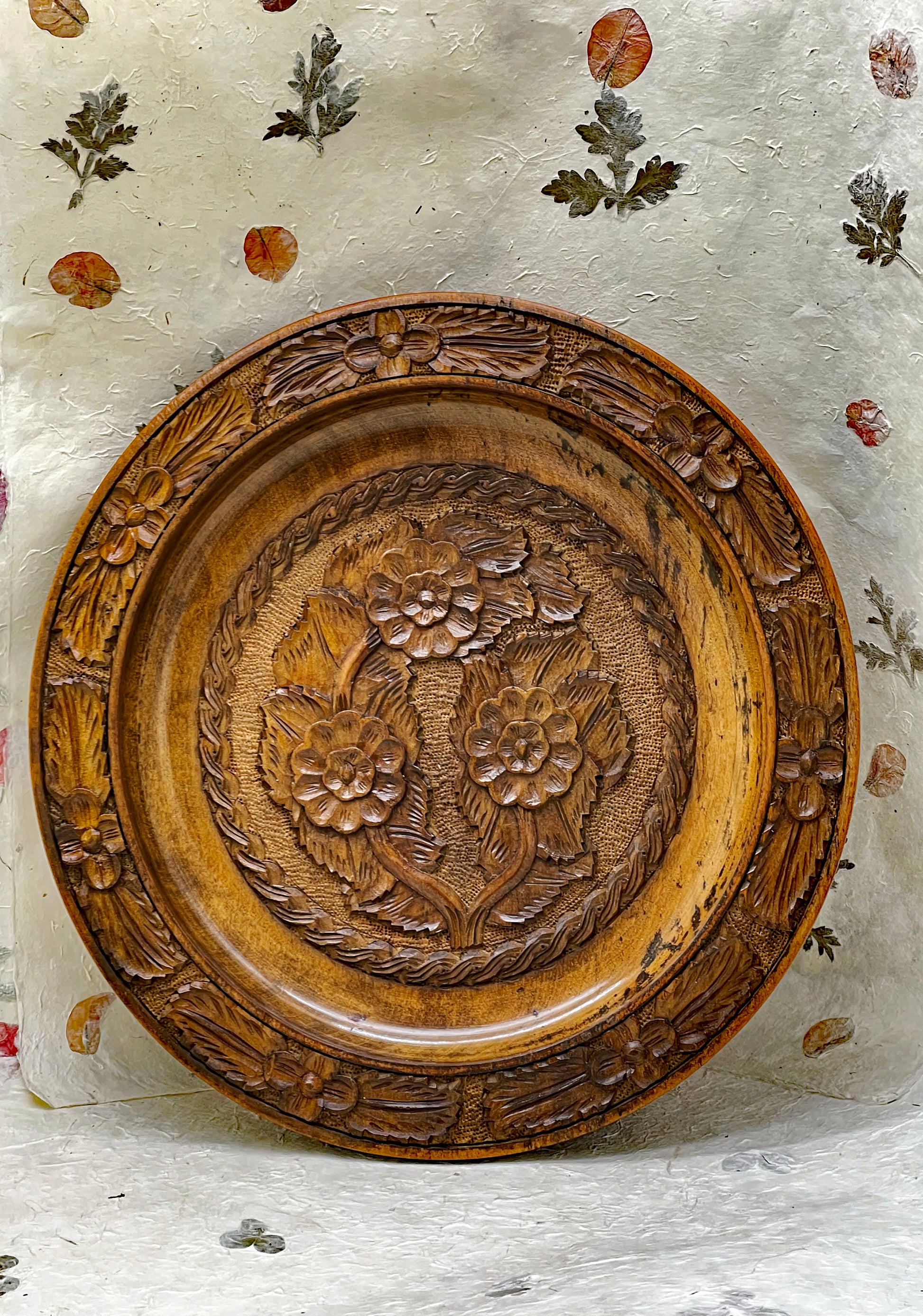 Close view of twisted rope and foliage border carving