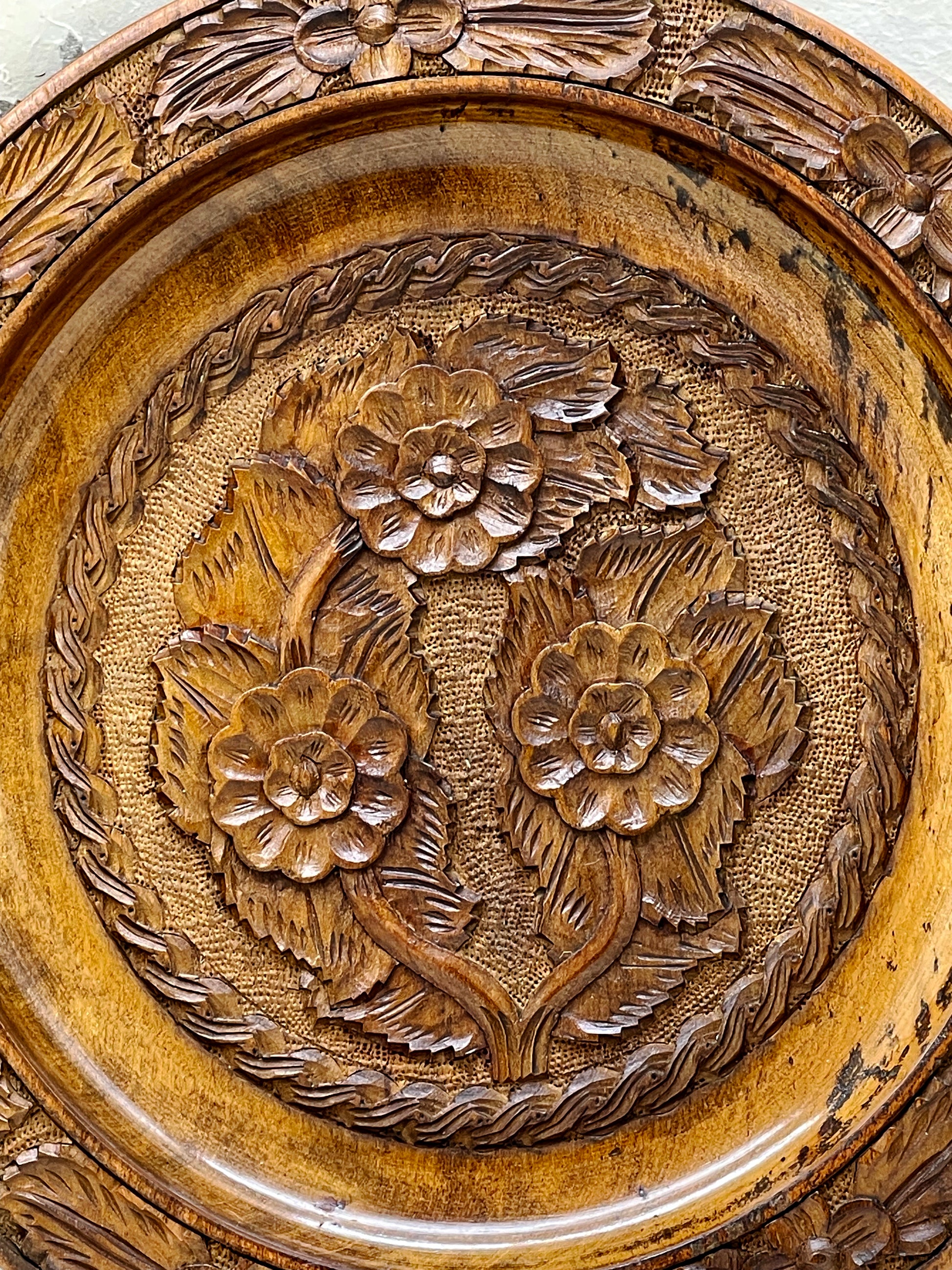 Carved wooden collector's plate rim detail
