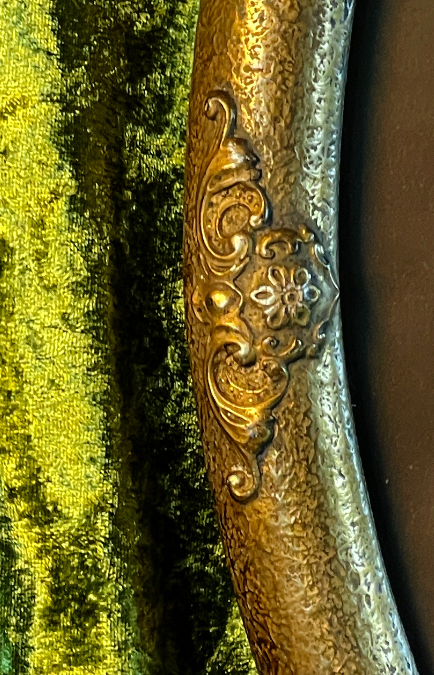 Side view of the oval portrait frame showing depth