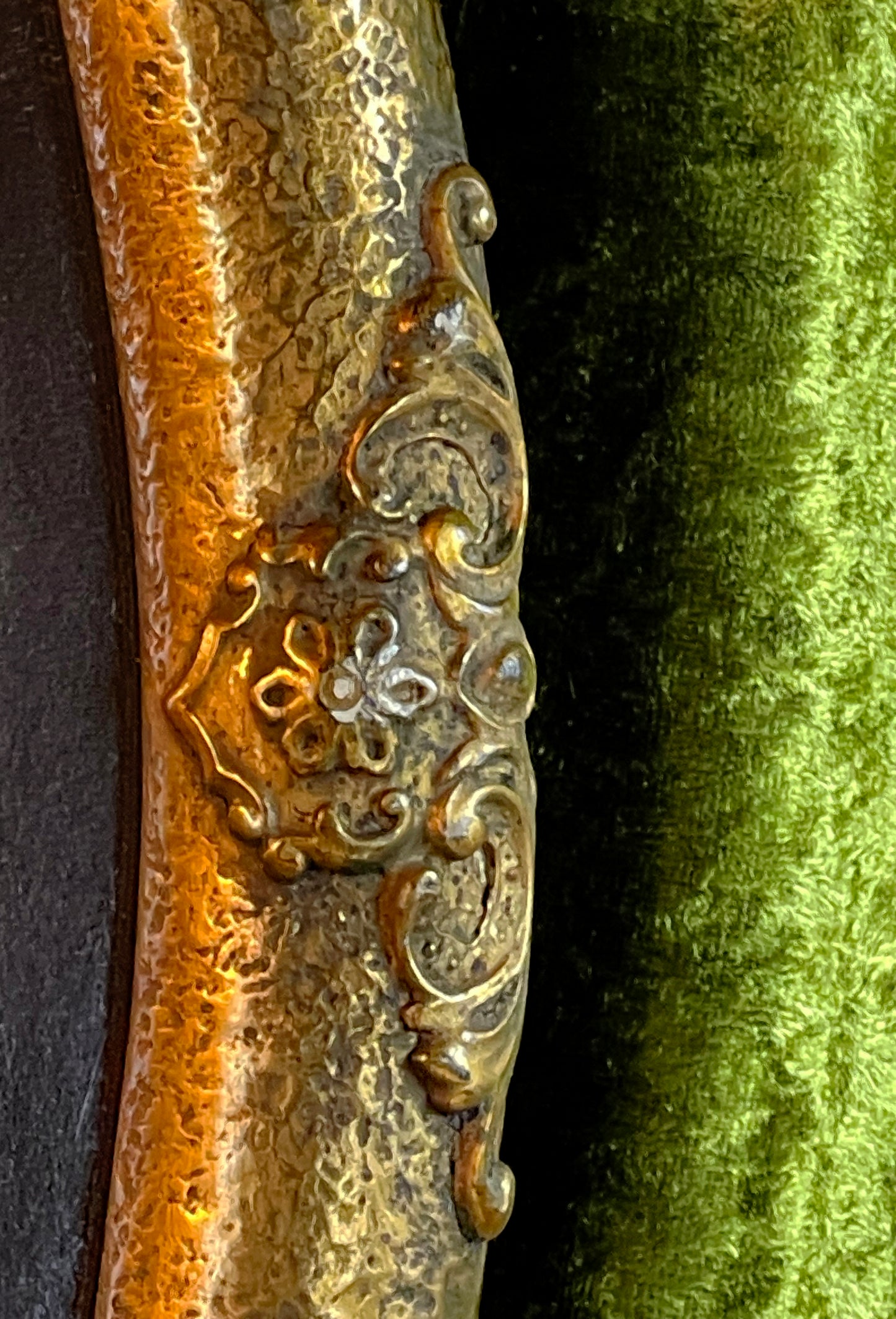 Close view of the buttoned bodice and lace collar in the portrait